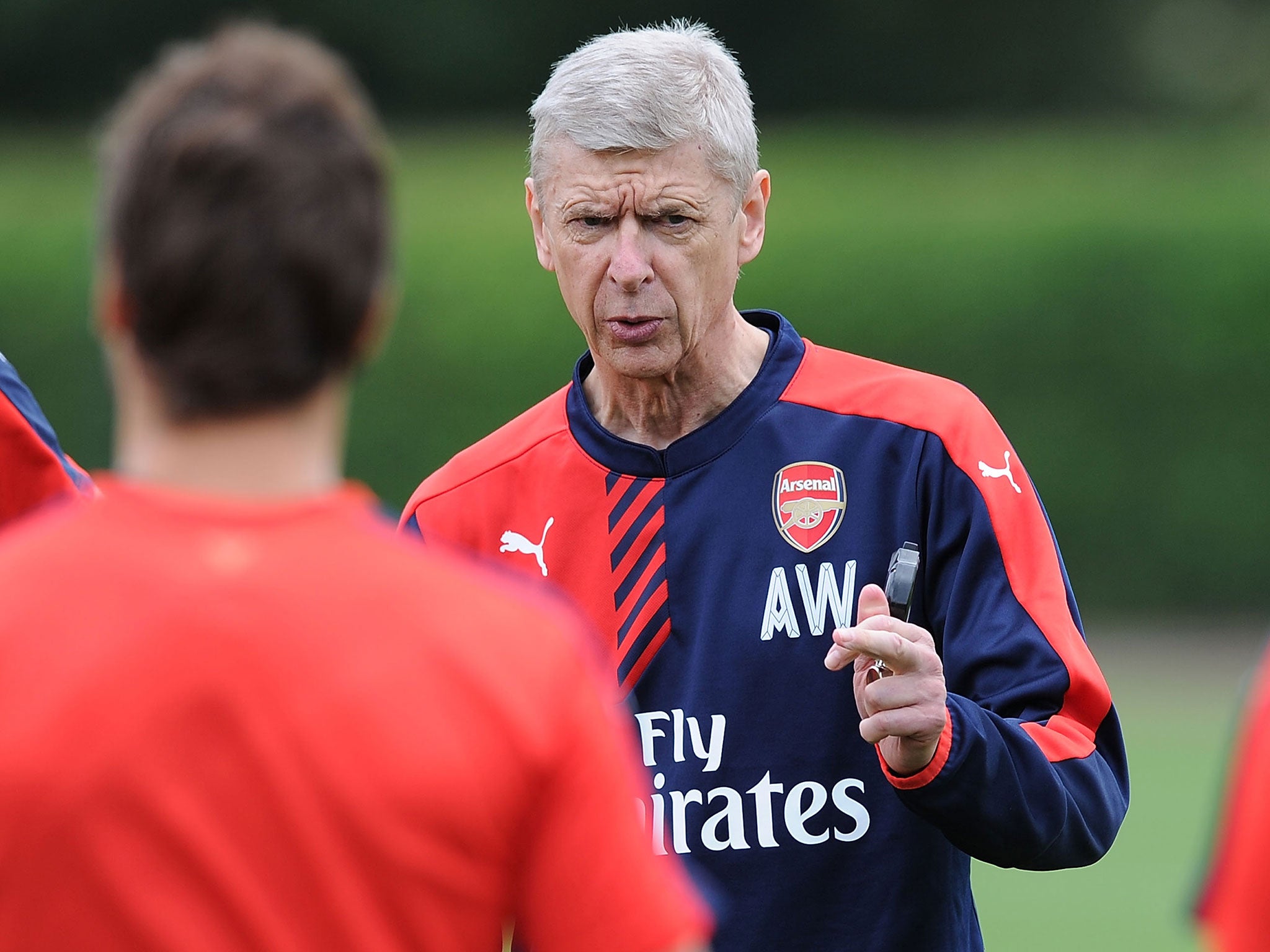 Wenger addresses the Arsenal squad in training