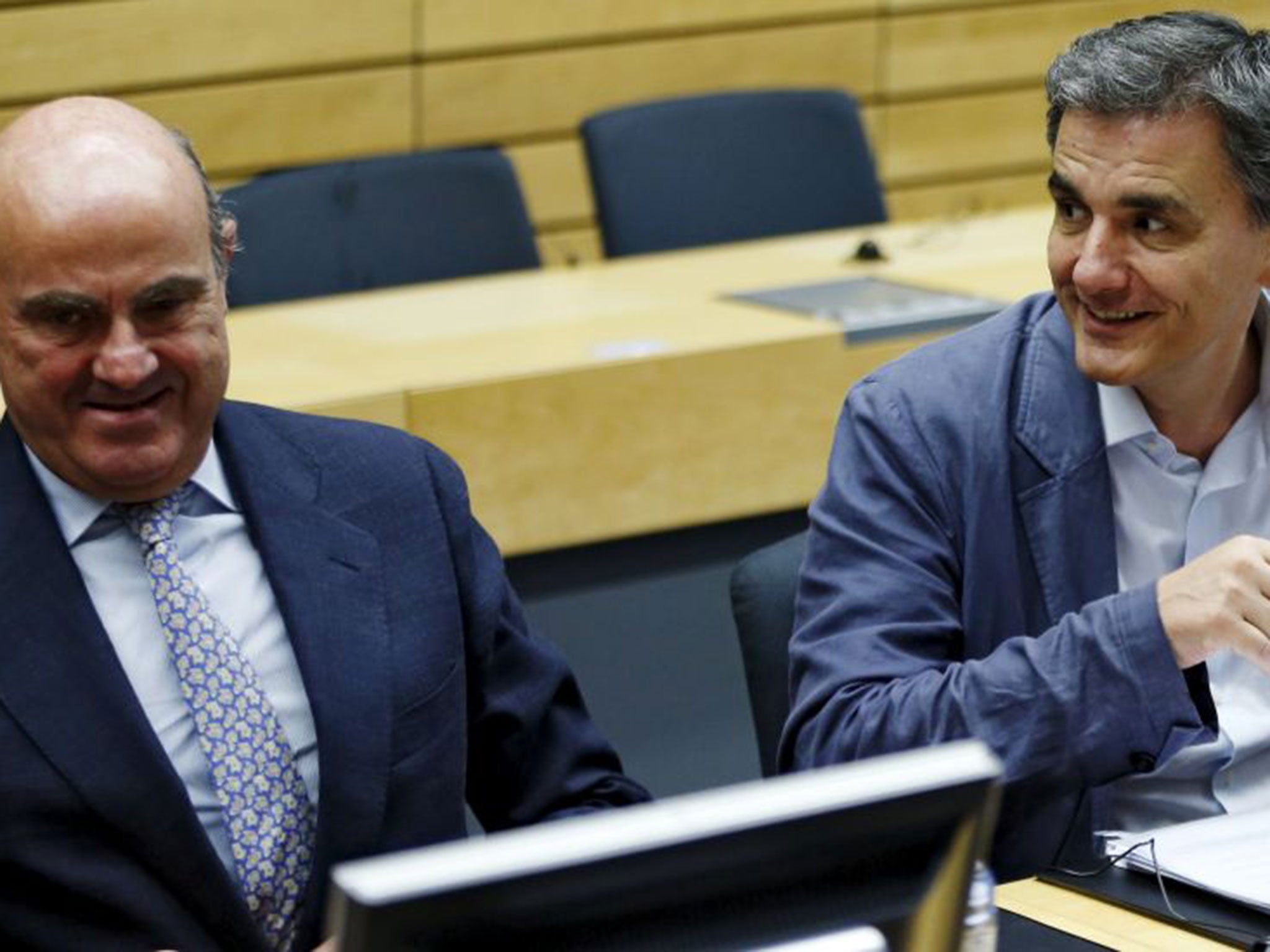 Spain's Economy Minister Luis de Guindos and Greek Finance Minister Euclid Tsakalotos (R) attend a euro zone finance ministers meeting in Brussels, Belgium, July 11, 2015