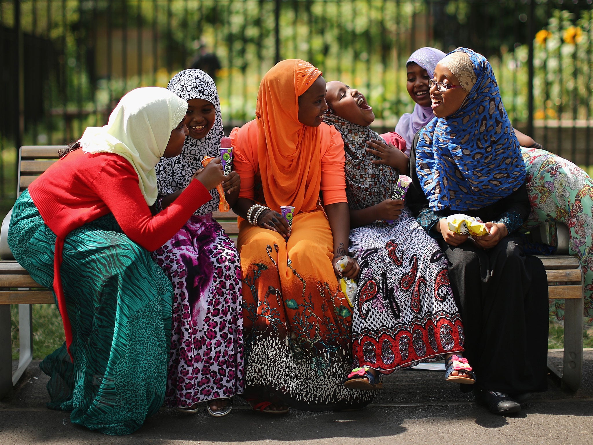 Girls eat iced lollies as they celebrate Eid