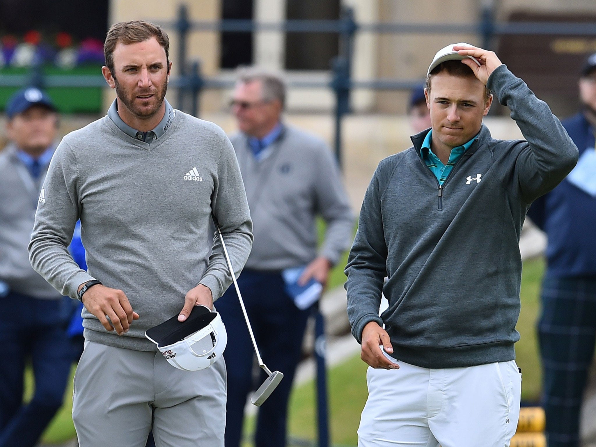 Dustin Johnson (L) and US golfer Jordan Spieth on the first day