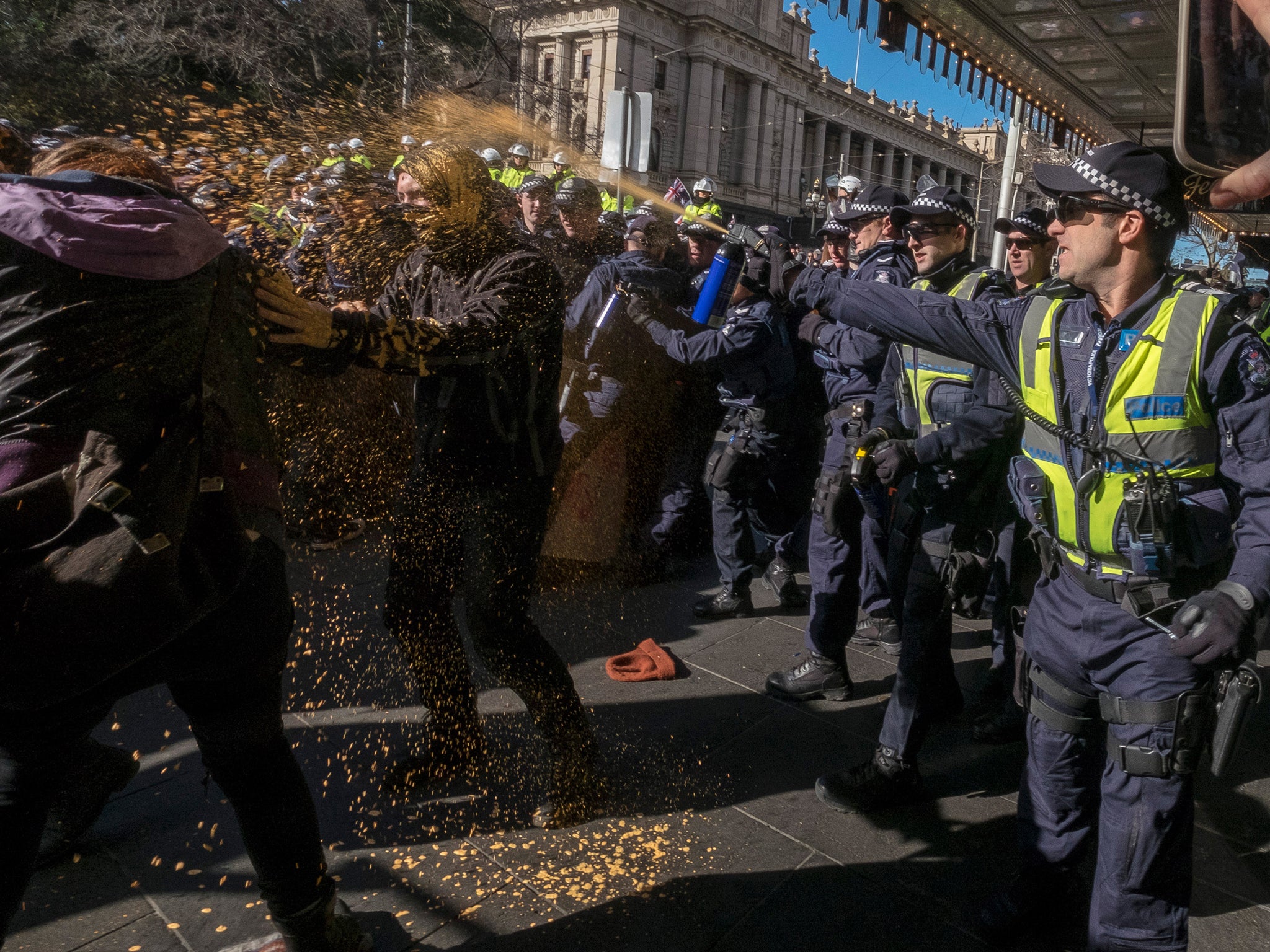 Clashes between anti-Islamic and anti-racism protesters in Australia