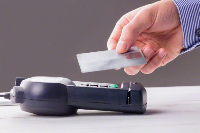 A security flaw may allow thieves to steal information from contactless payments cards, consumer group Which? has warned