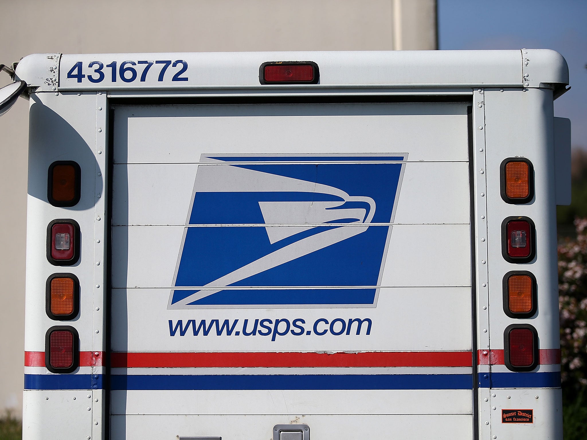 A postal service worker has rescued an injured man trapped for over a week