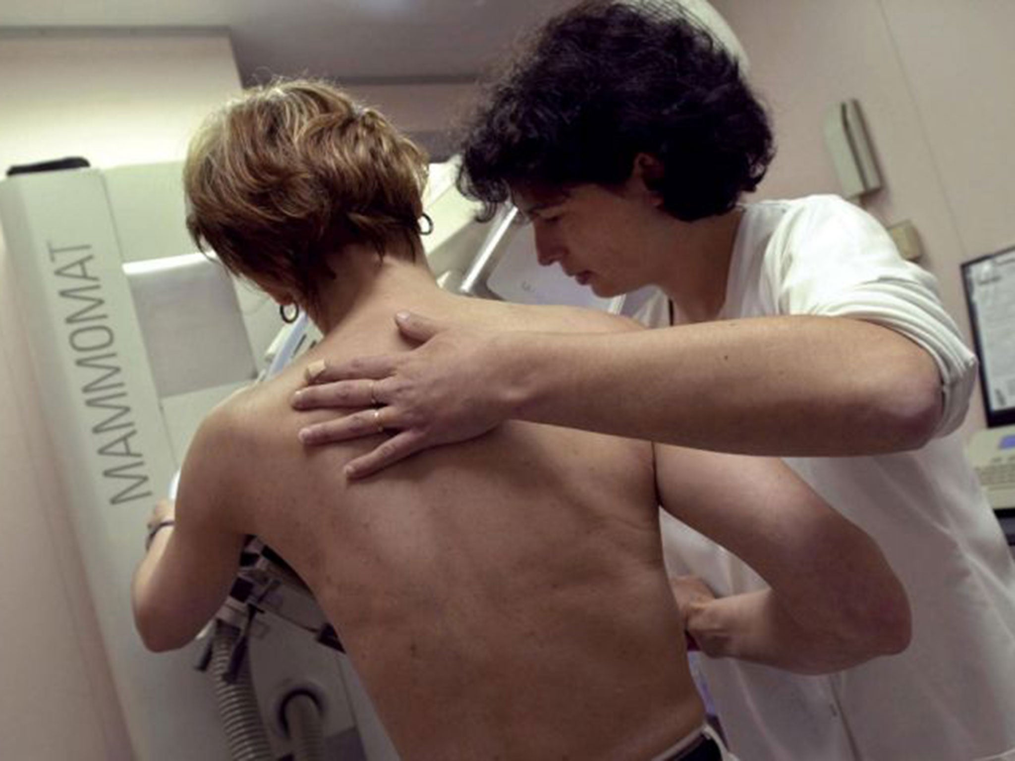 A nurse performs a mammography (Getty Images)