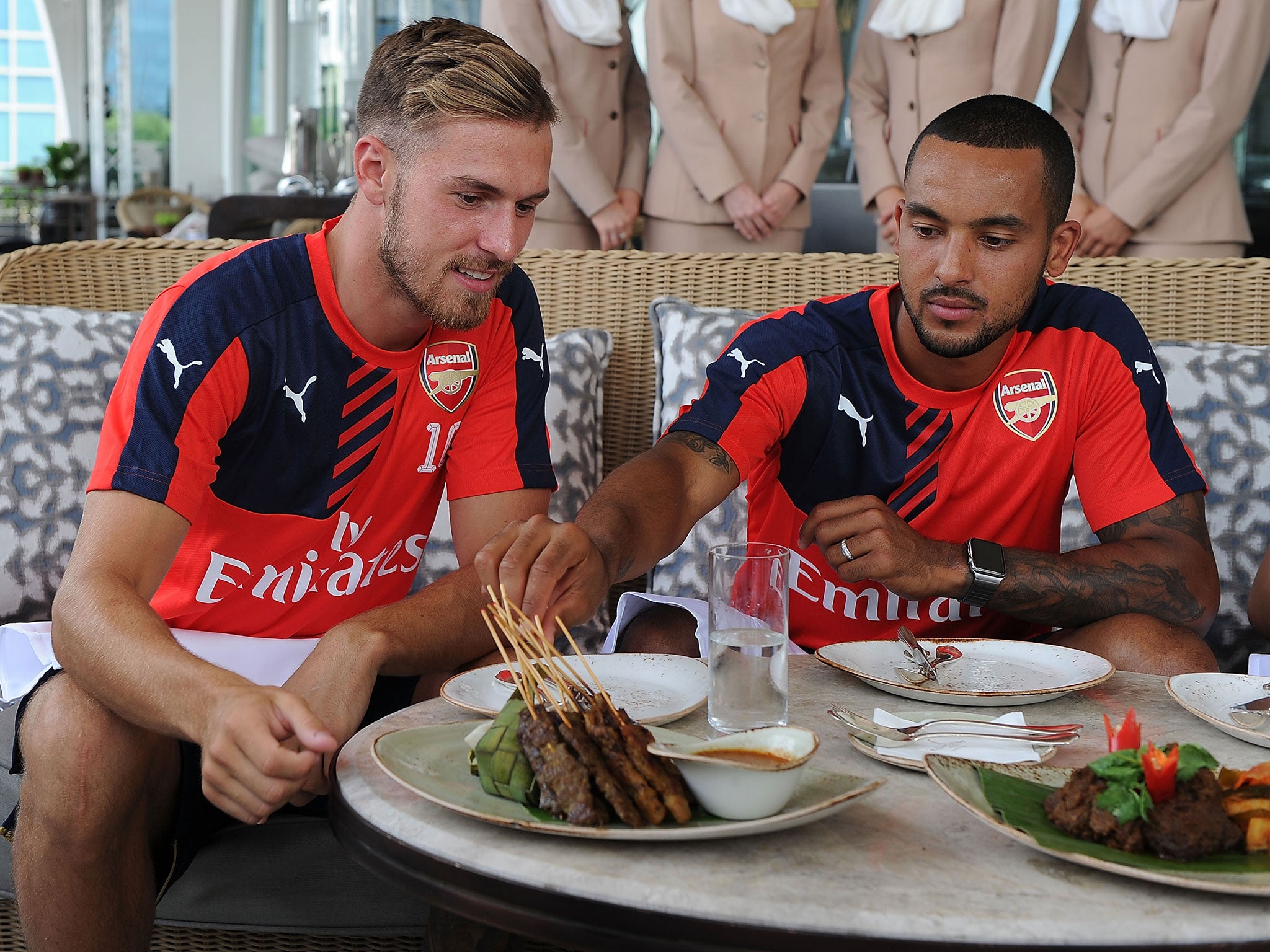 Ramsey and Walcott tuck into the local delicacy in Singapore during pre-season