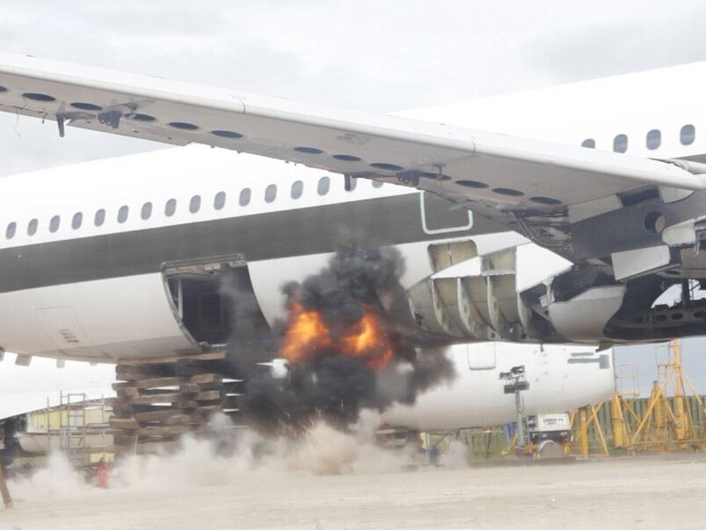 Scientists test an explosion without using the Fly-Bag lining in the luggage hold