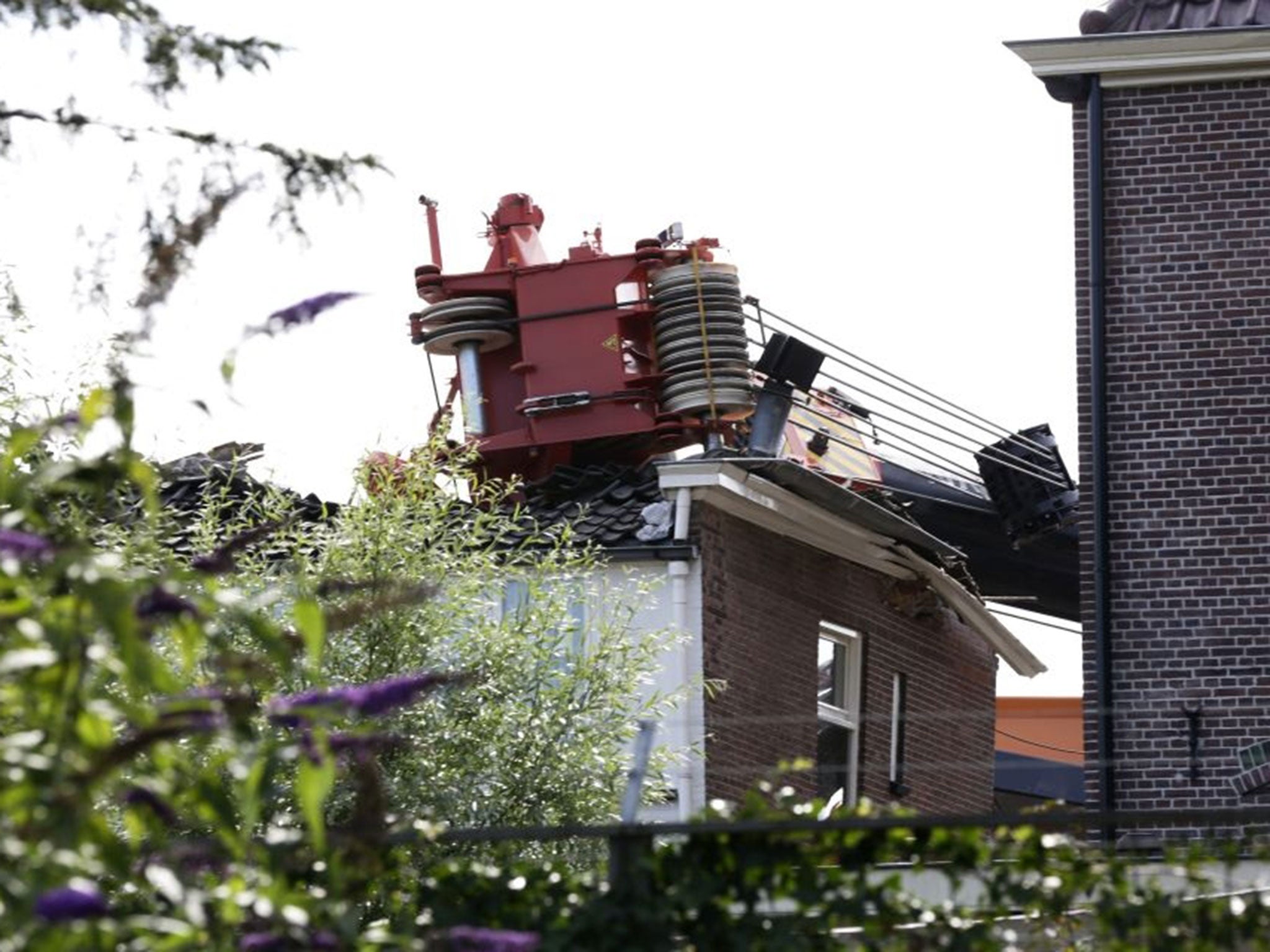 Part of one of the two cranes that toppled onto houses in Alphen aan den Rijn