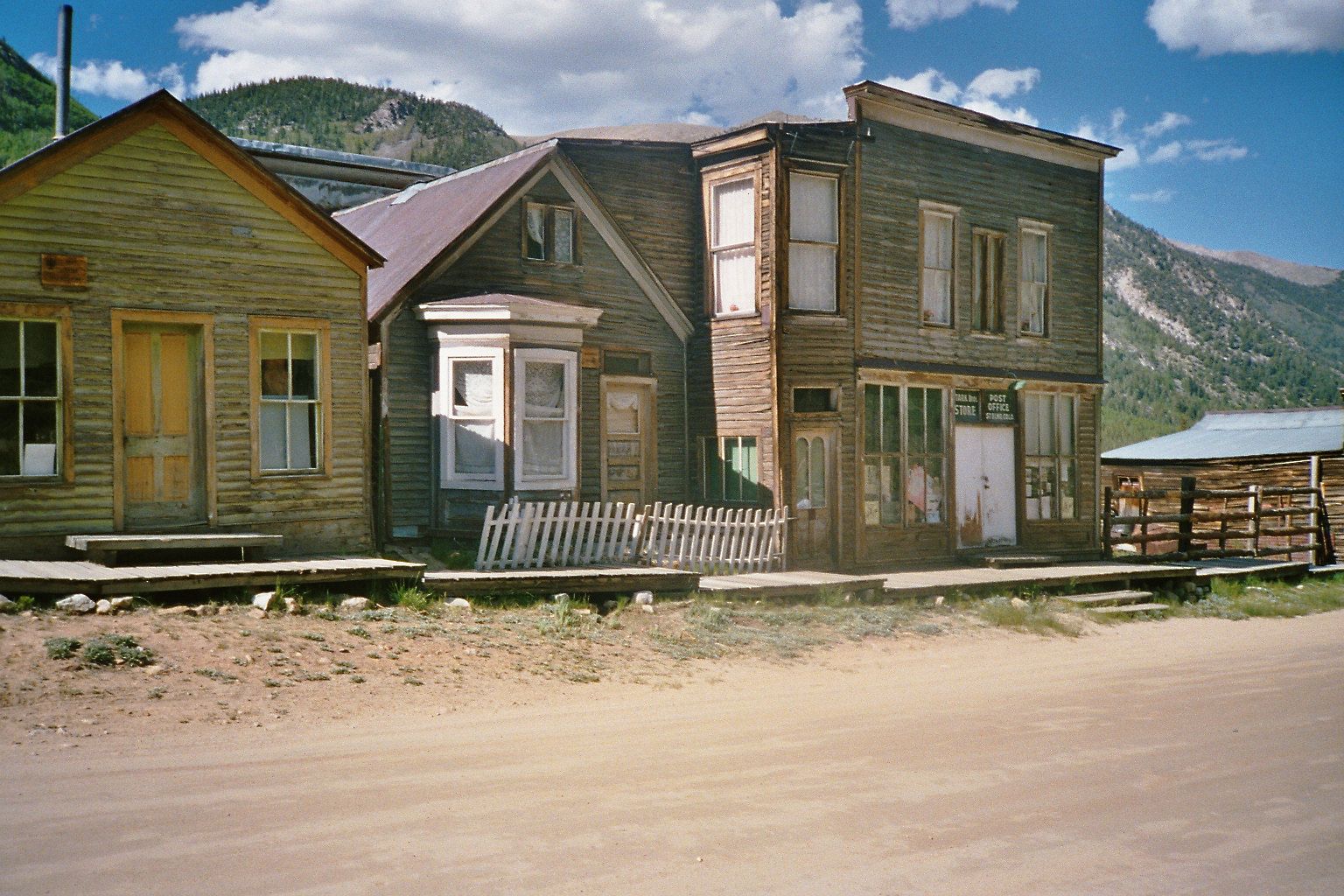 Pop in for a look at the Last Ghost Saloon (Picture: Rolf Blauert/Wikimedia)