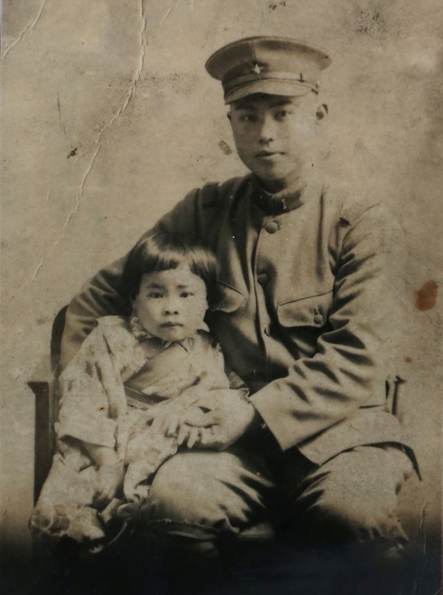 Susumu Handa holding his sister, Masa Kimura (Mainichi newspaper/The Handa Family)