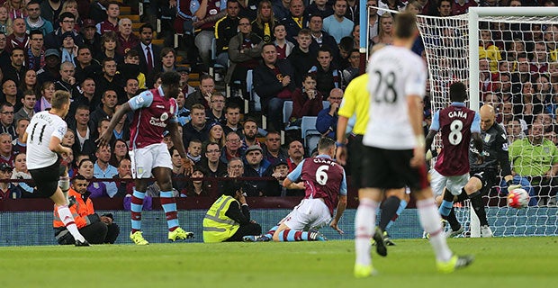 Adnan Januzaj puts Manchester United 1-0 in front