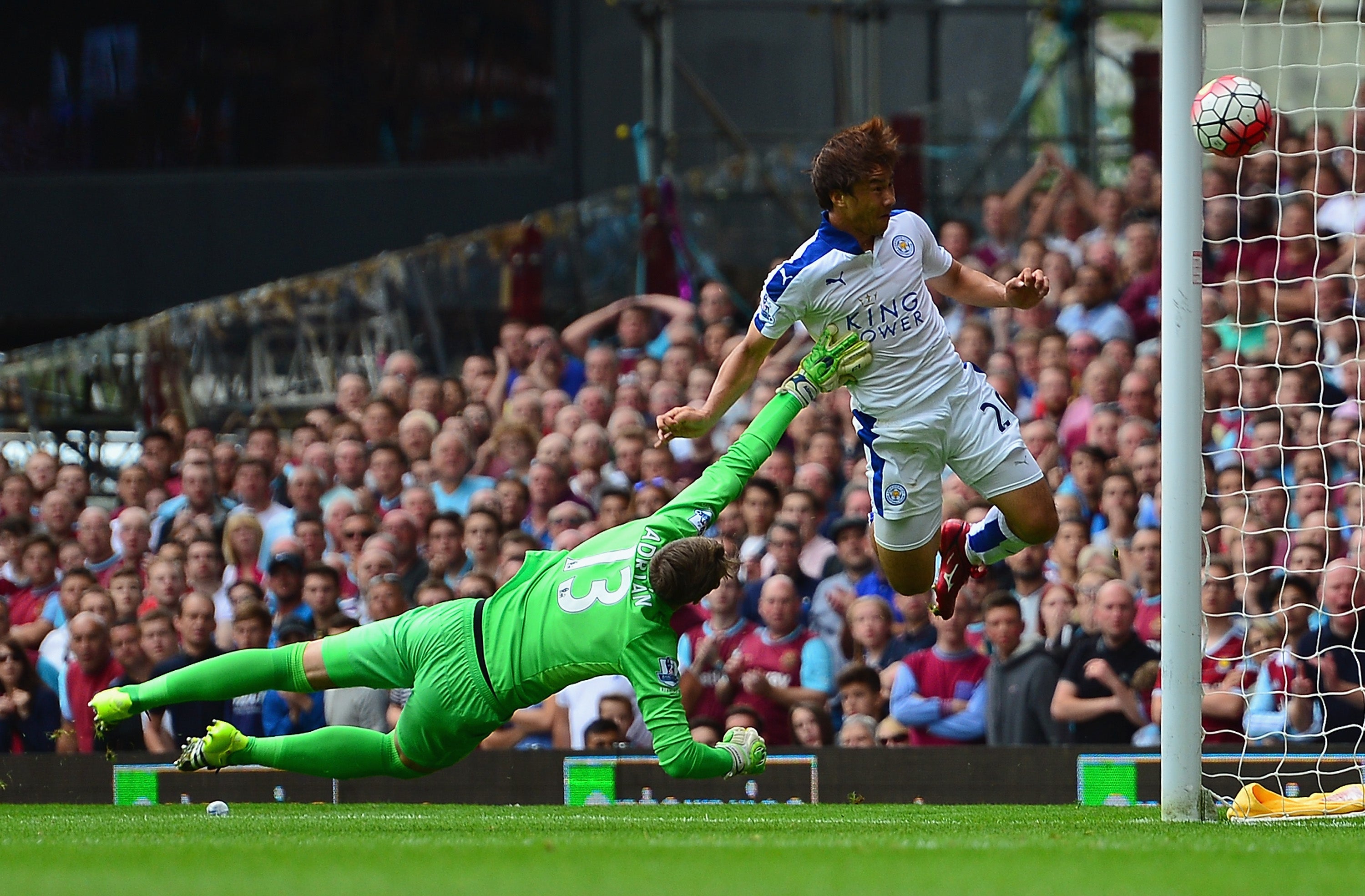 Shinji Okazaki scores