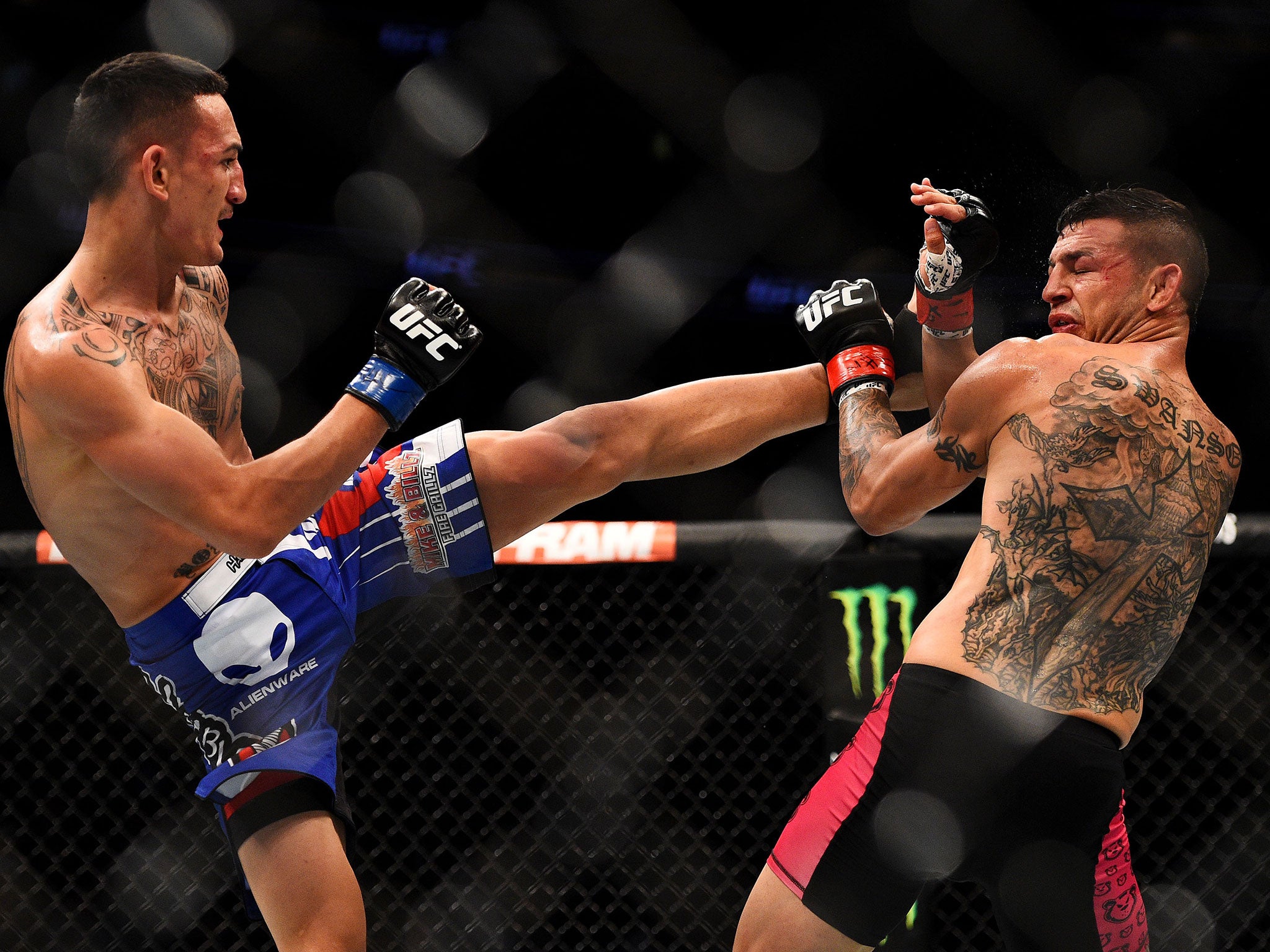 Max Holloway kicks Cub Swanson (Jeff Bottari/ Zuffa LLC)