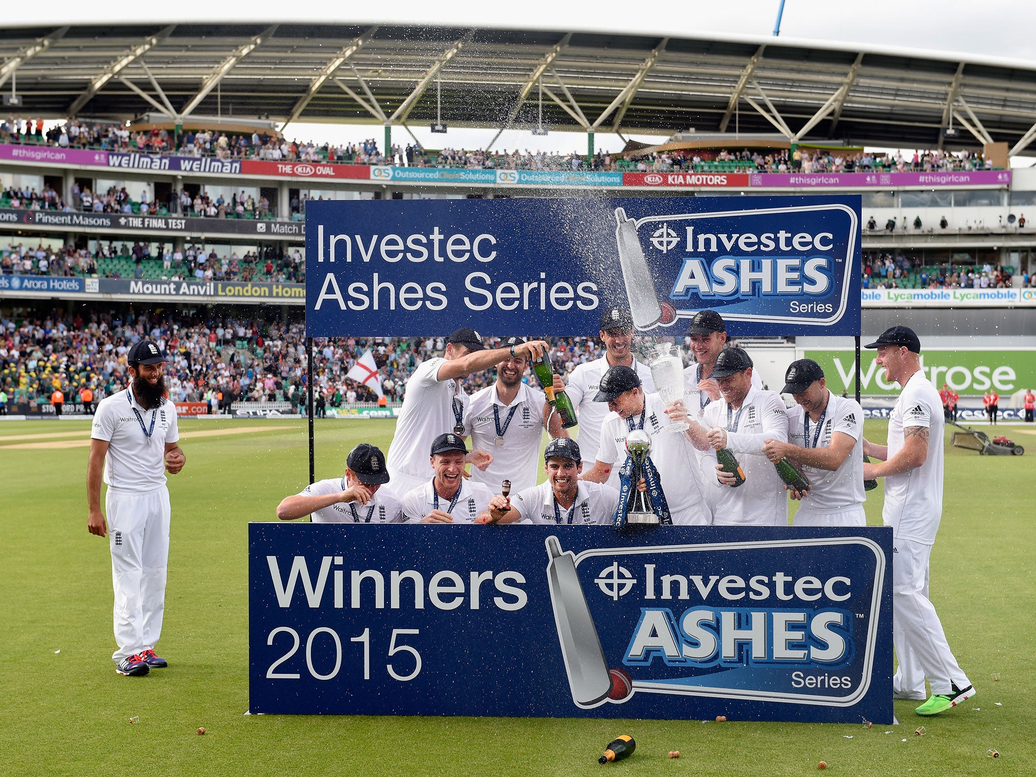 Alastair Cook and his England team celebrate winning the ashes