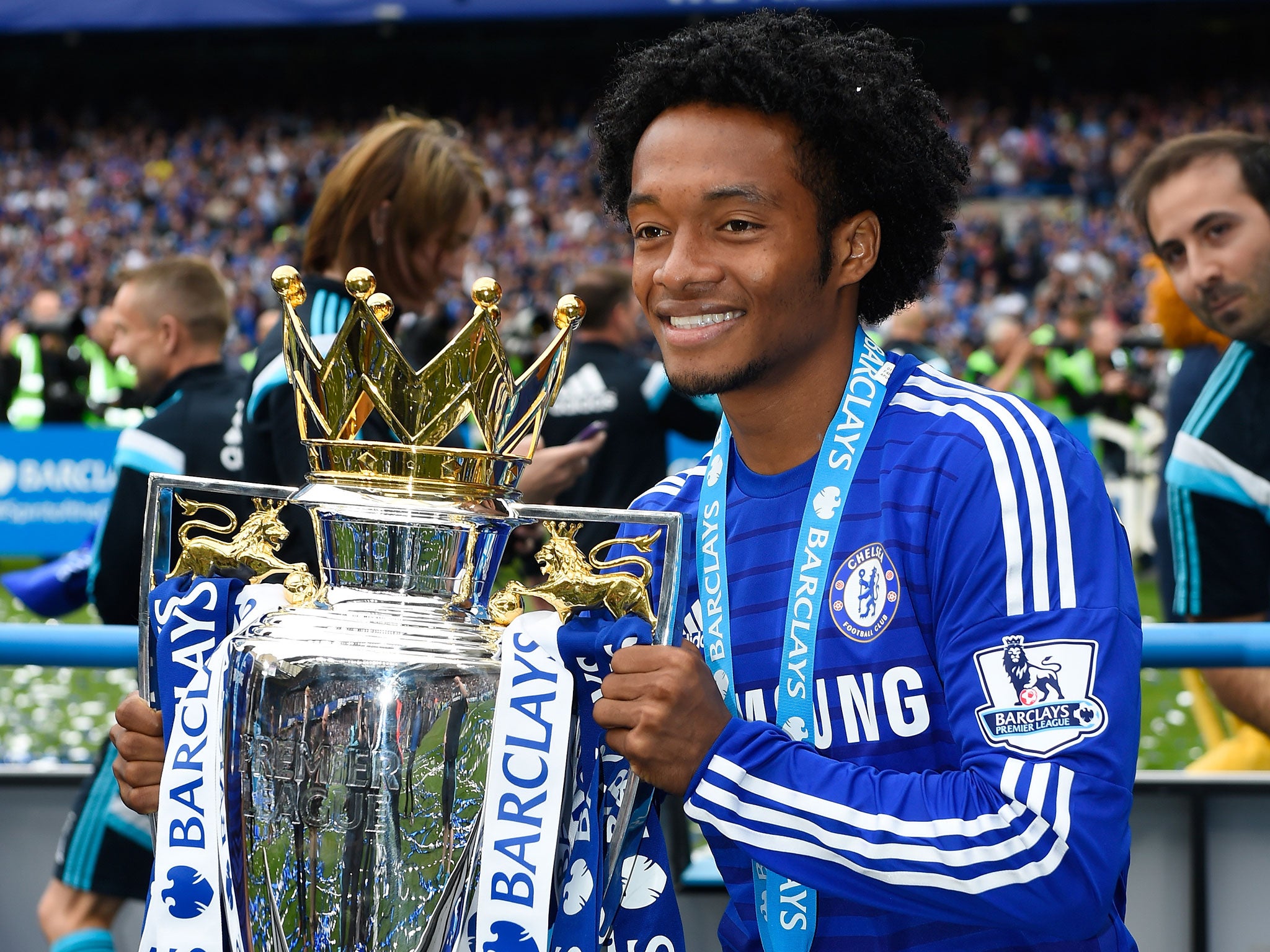 Juan Cuadrado lifts the Premier League trophy in May