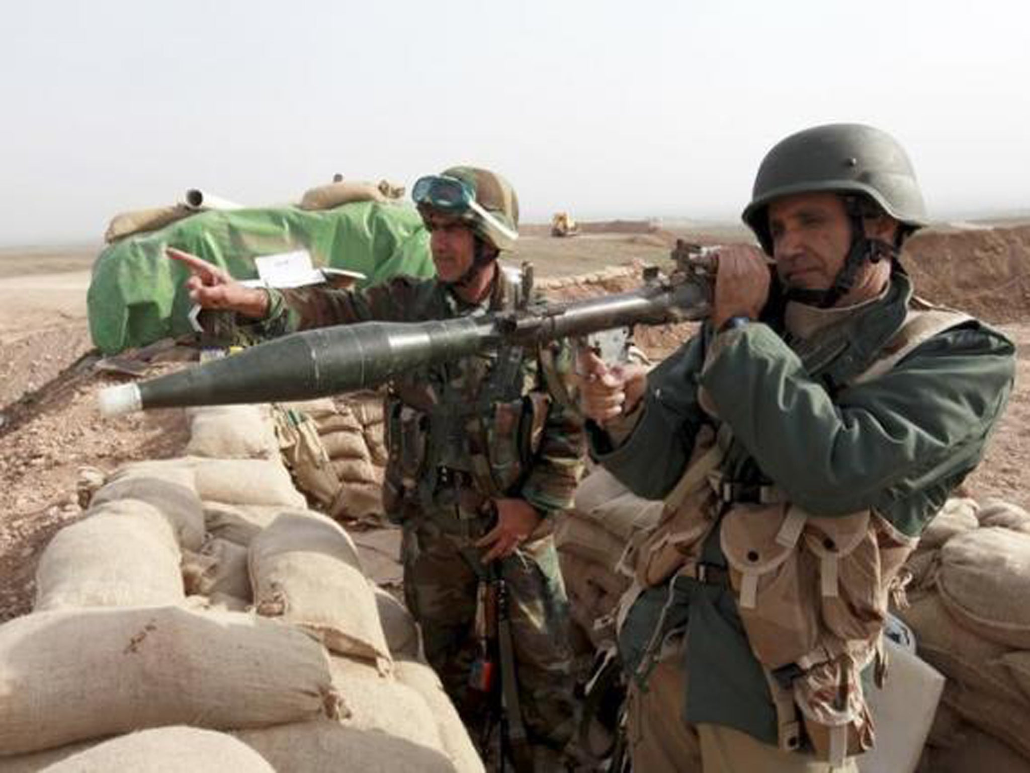 Kurdish Peshmerga fighters take position with their weapons at the frontline against the Islamic State, on the outskirts of Mosul January 26, 2015.