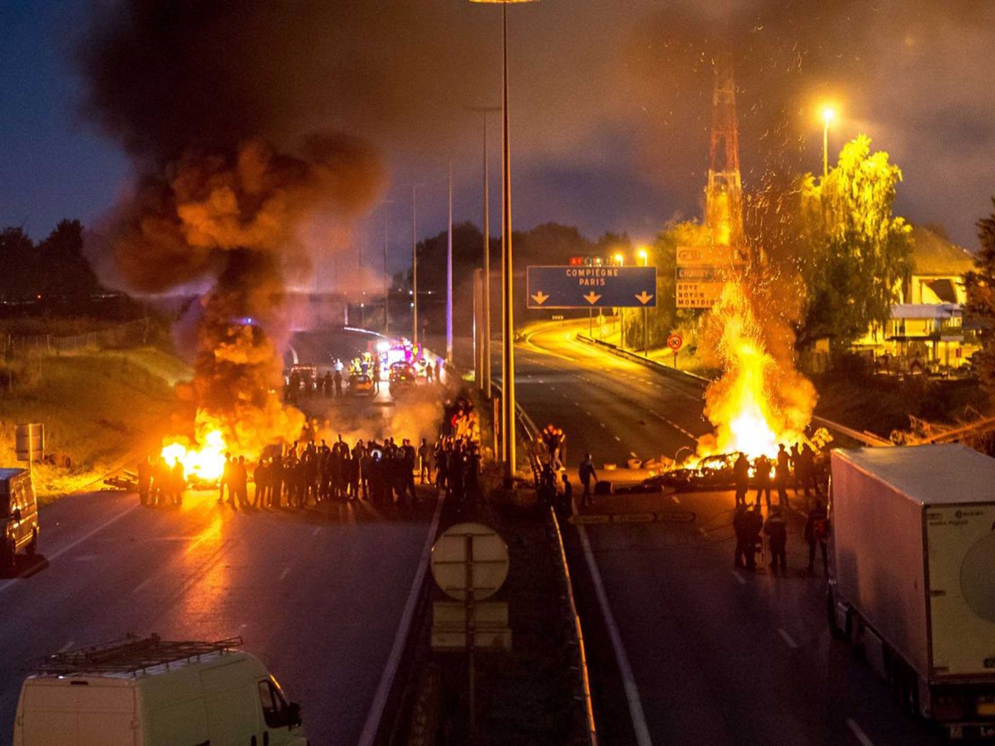 Roma gypsies block the A1 road to and from Calais