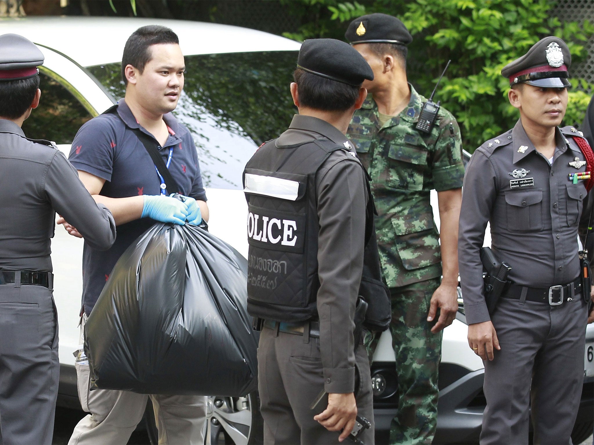 Thai police remove evidence from the apartment