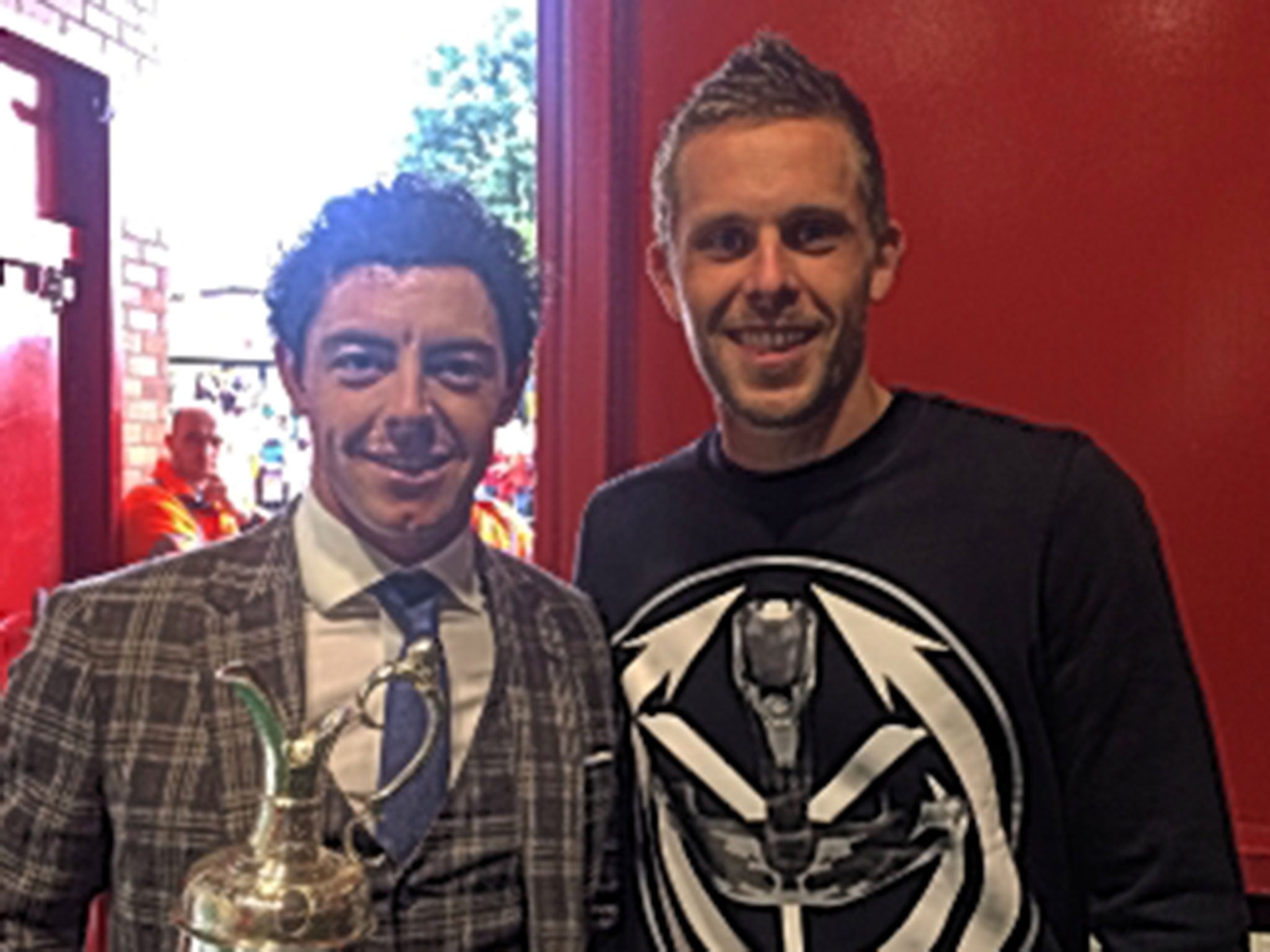 Rory McIlroy alongside Sigurdsson with the Claret Jug