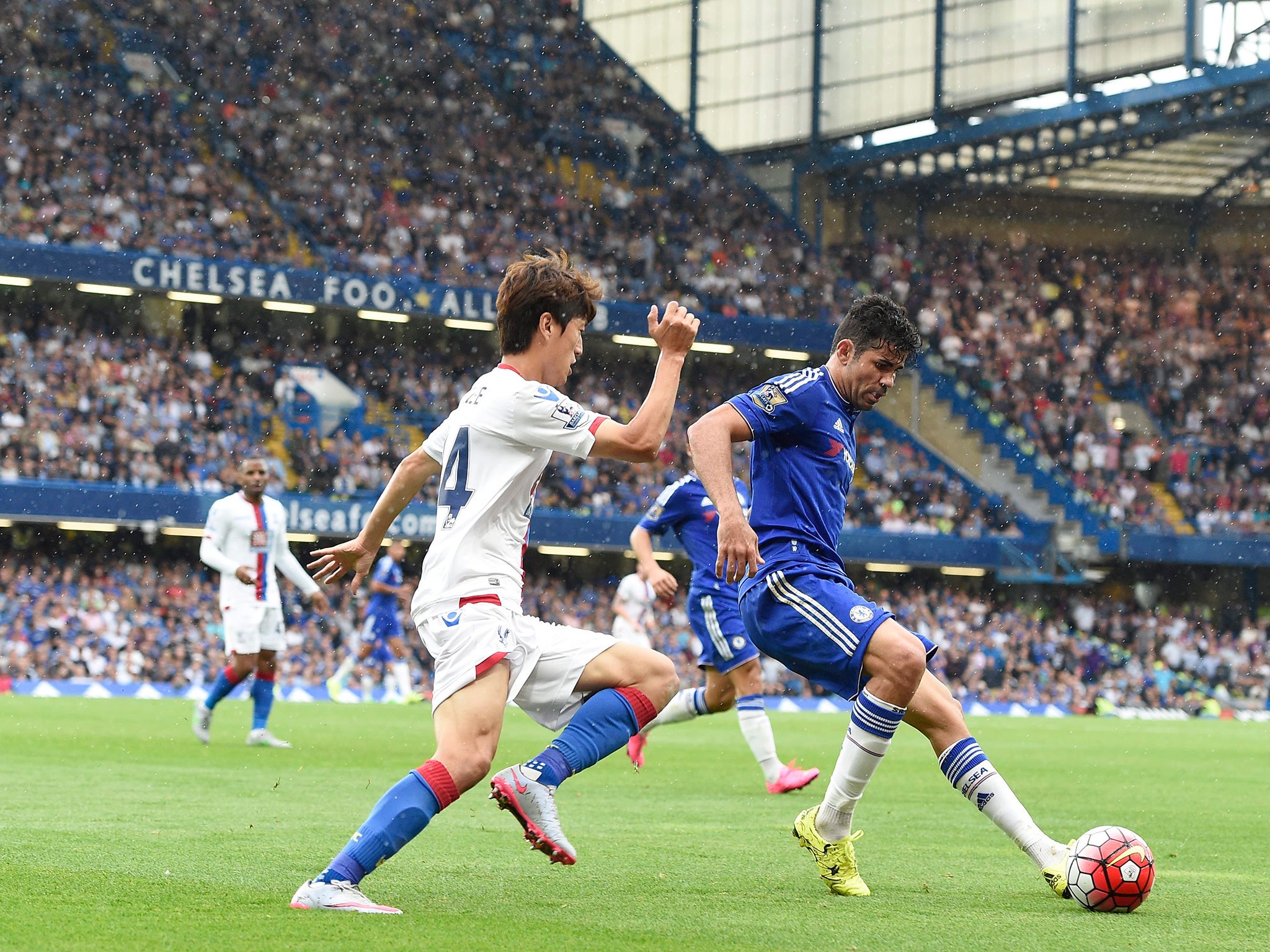 Diego Costa (R) vies for the ball against Crystal Palace's Chung-yong Lee