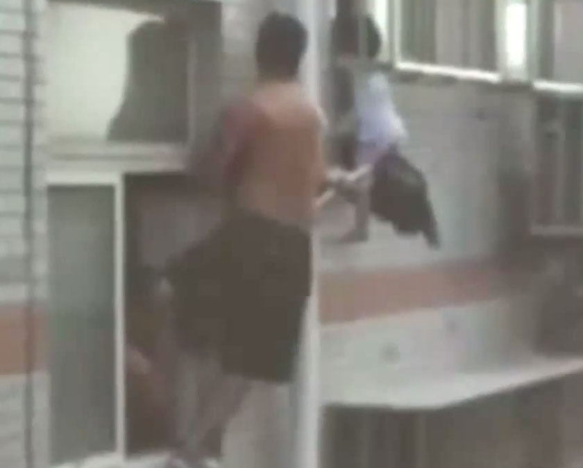 The man used the broom to support the little girl's weight for 20 minutes