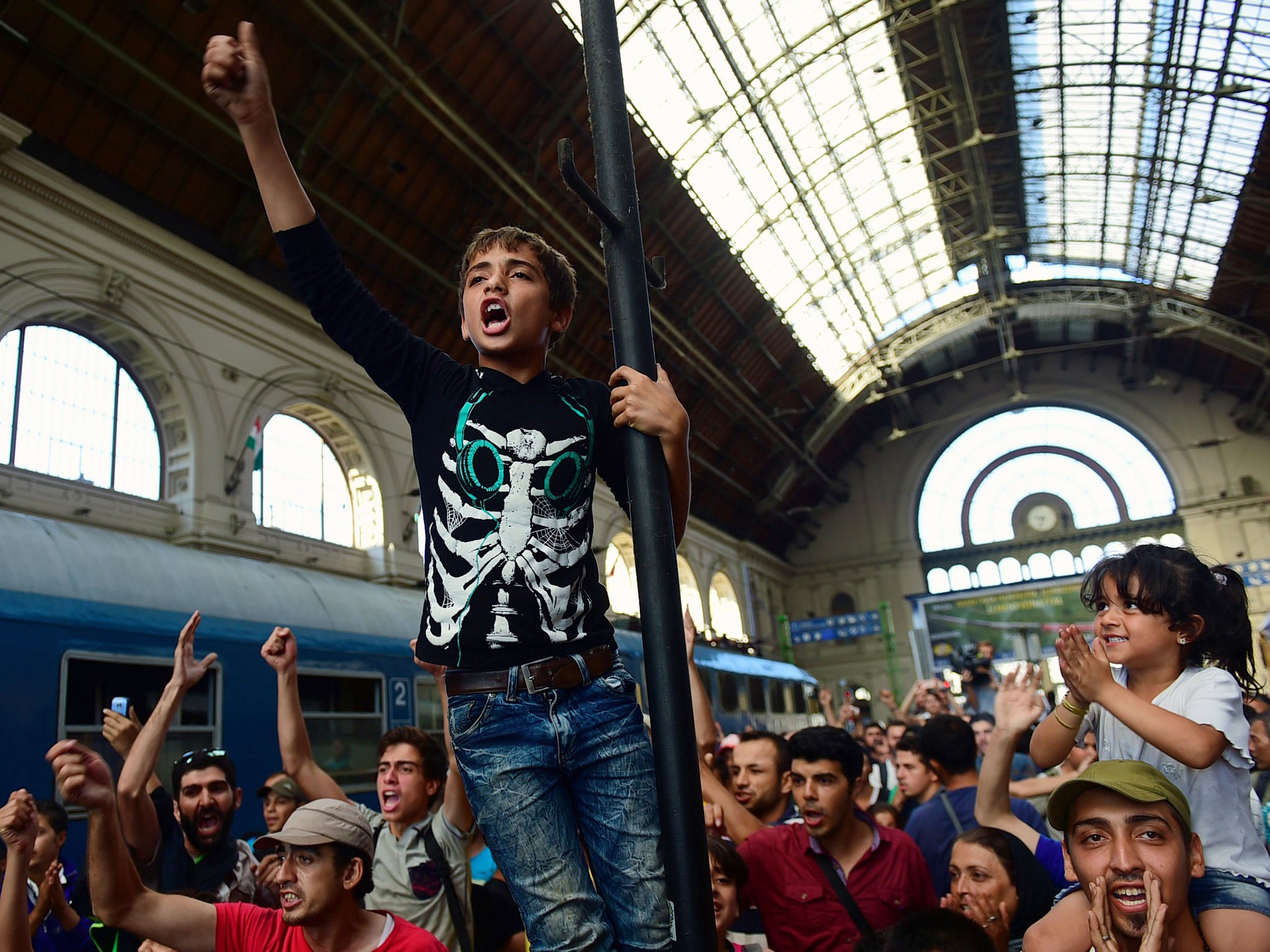 Budapest's main international railway station ordered an evacuation as hundreds of migrants tried to board trains to Austria and Germany