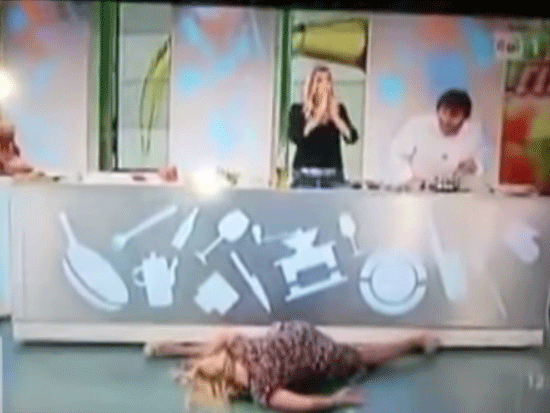 Italian actress Lisa Fusco hurt herself doing the splits on live TV. Photo: YouTube/Meridiana Notizie