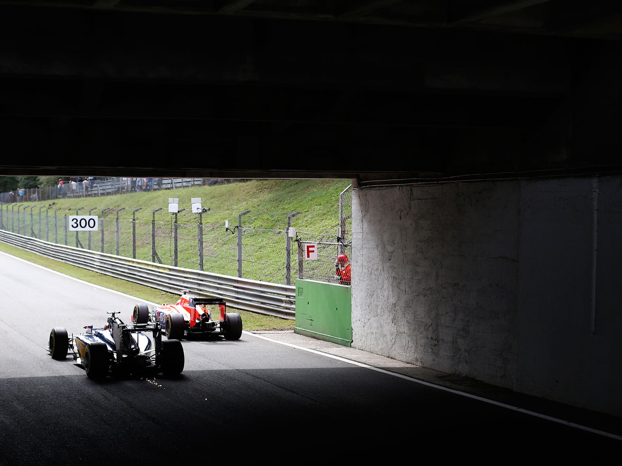 Felipe Nasr overtakes Will Stevens under the old Monza banking