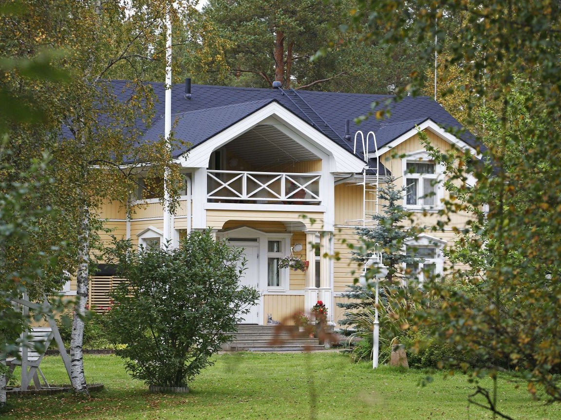 Finnish Prime Minister Juha Sipila has offered his family's country home, which they recently moved out of, to refugees