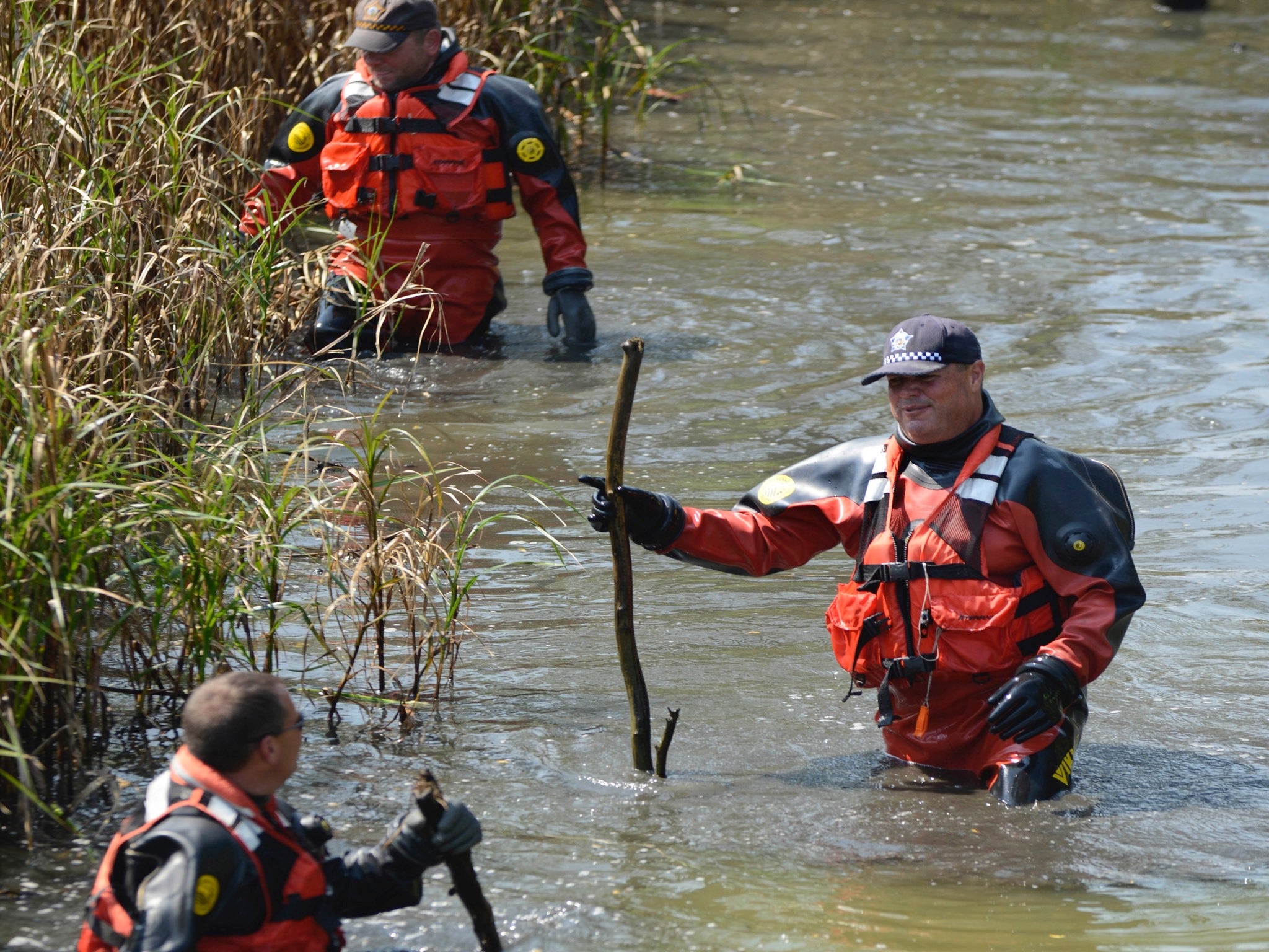 Police searching in the lagoon in the west of Chicago