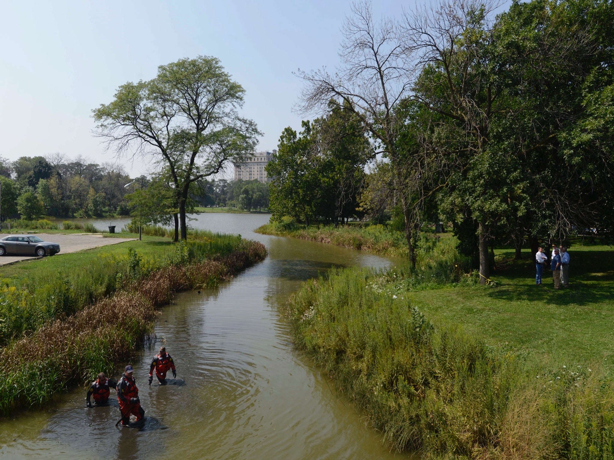 Police searching in the lagoon in the west of Chicago