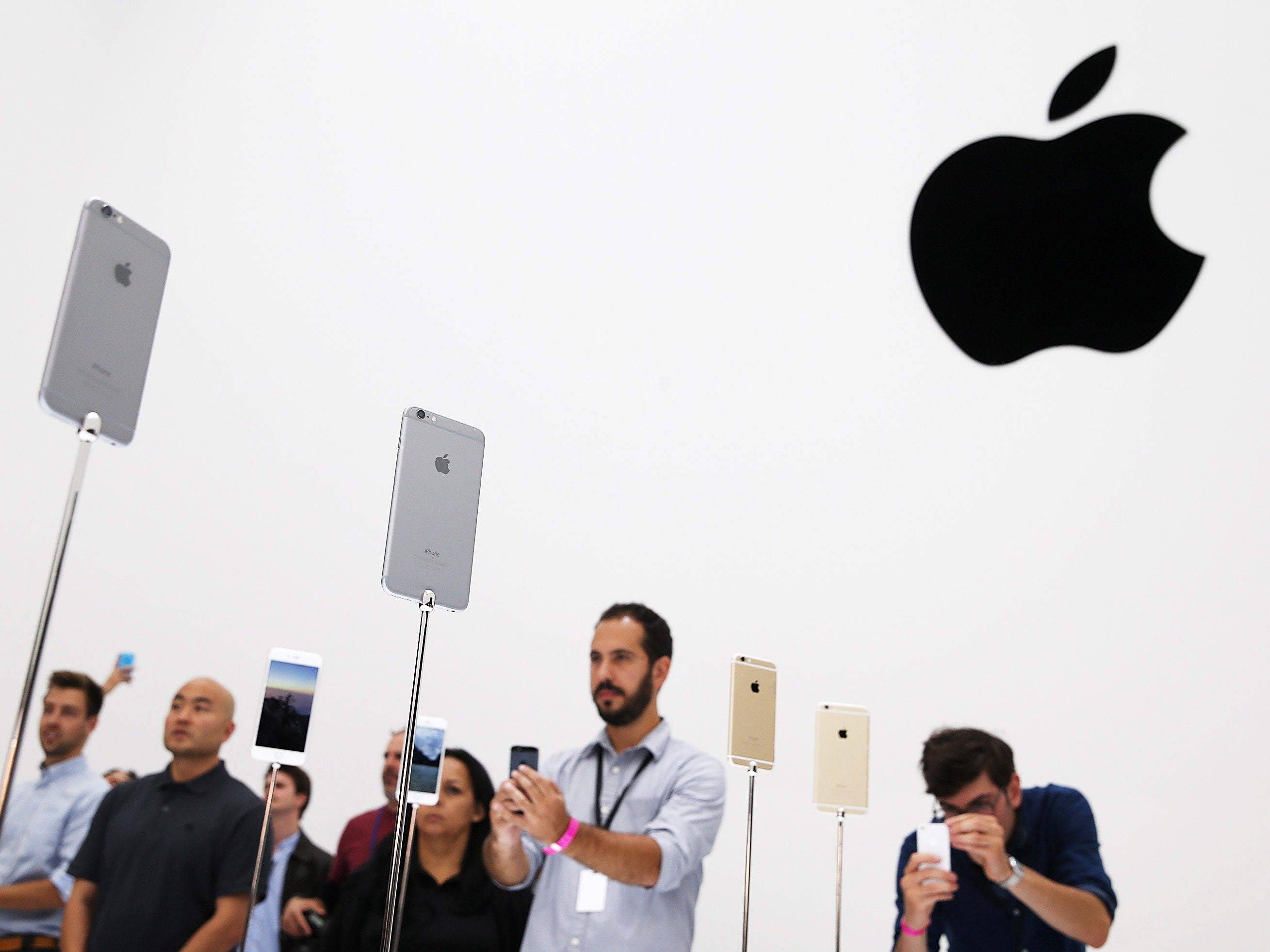 Attendees inspect the new iPhone 6 during an Apple special event at the Flint Center for the Performing Arts on September 9, 2014 in Cupertino, California