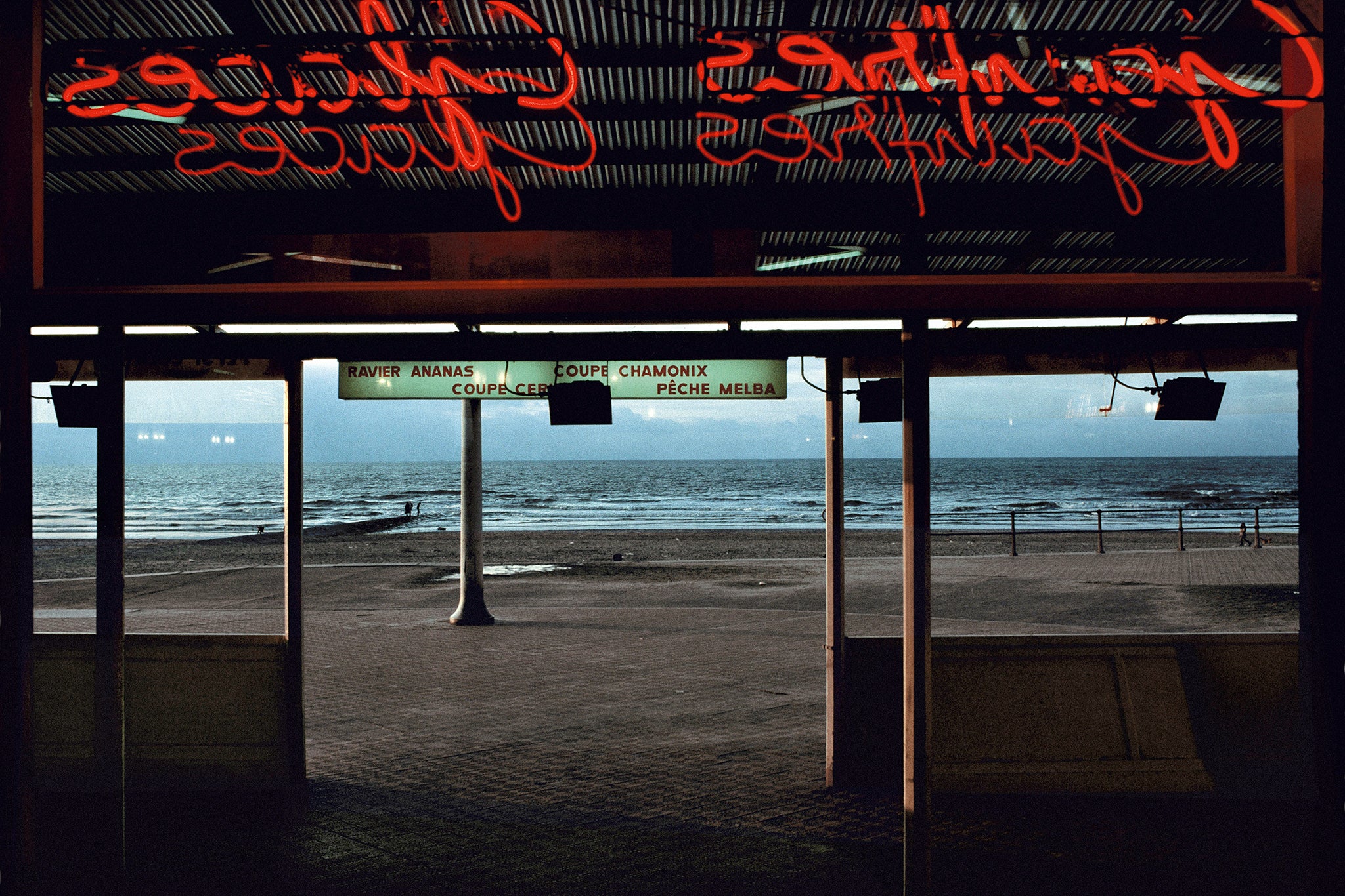 Coffee on the Beach, Ostende, Belgium, 1988 © Harry Gruyaert. Courtesy of Magnum Photos