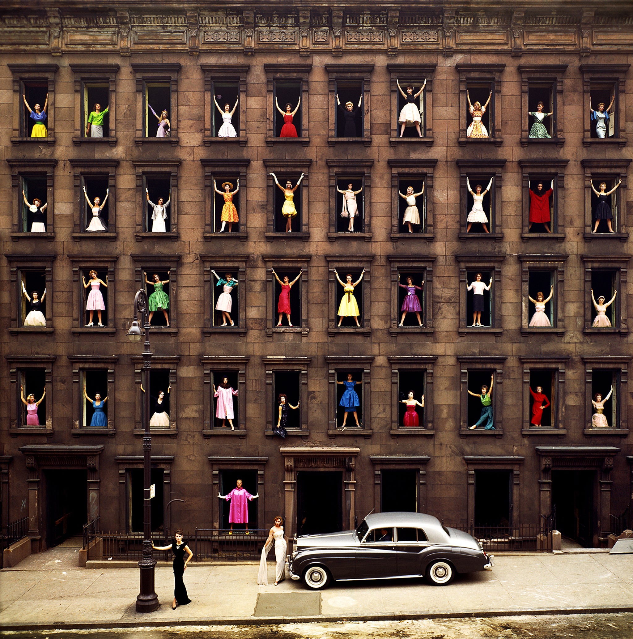 Girls in the Windows, New York, 1960 © Ormond Gigli. Courtesy of Staley-Wise Gallery, New York