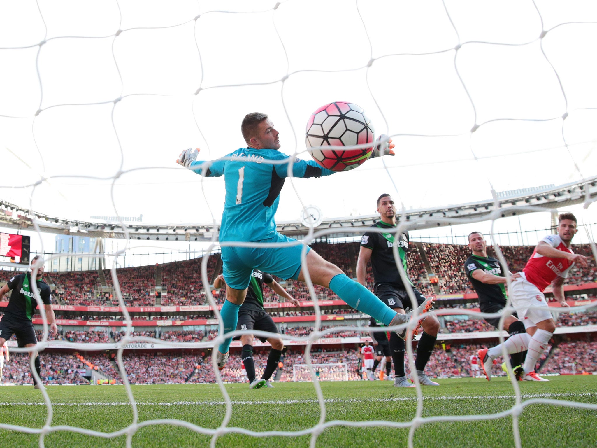 Olivier Giroud scores Arsenal's second goal against Stoke