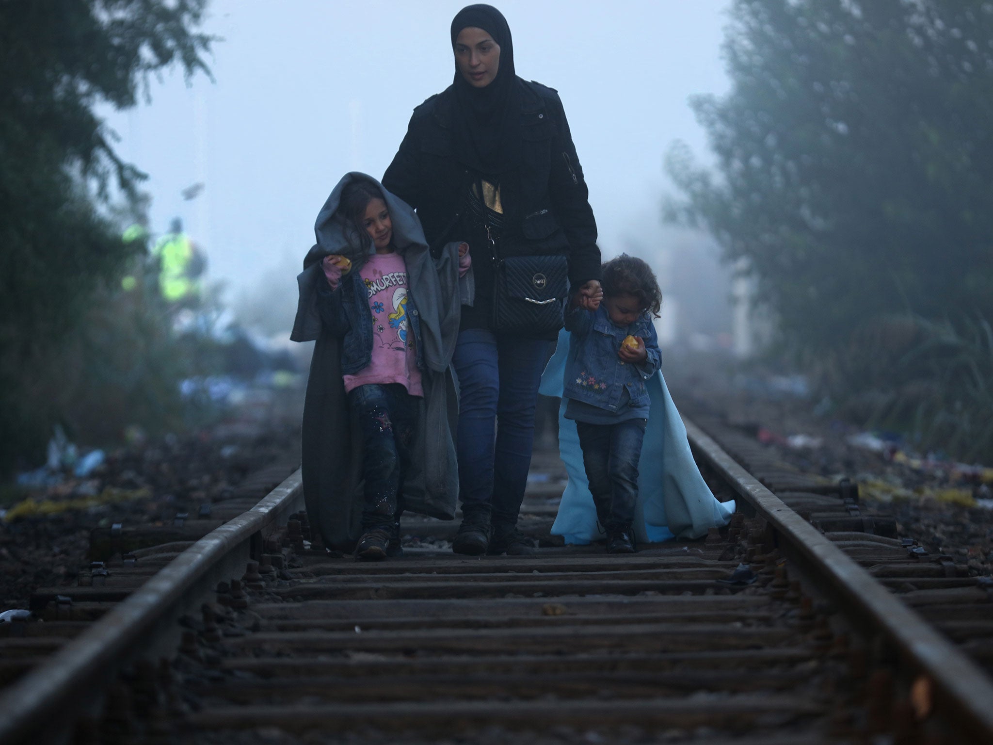 Refugees arrive at the Serbian border with Hungary