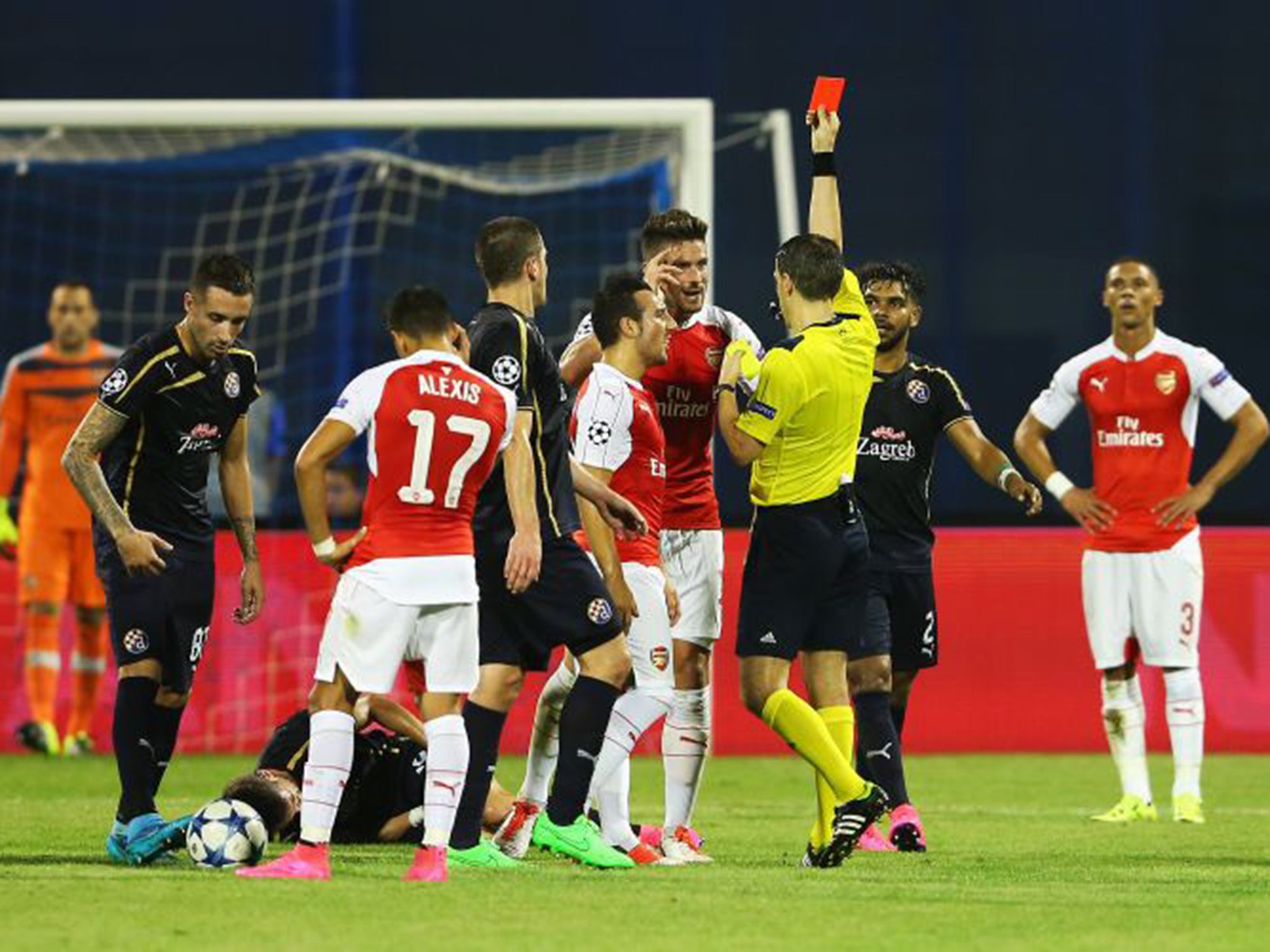 Olivier Giroud is sent off against Dinamo Zagreb