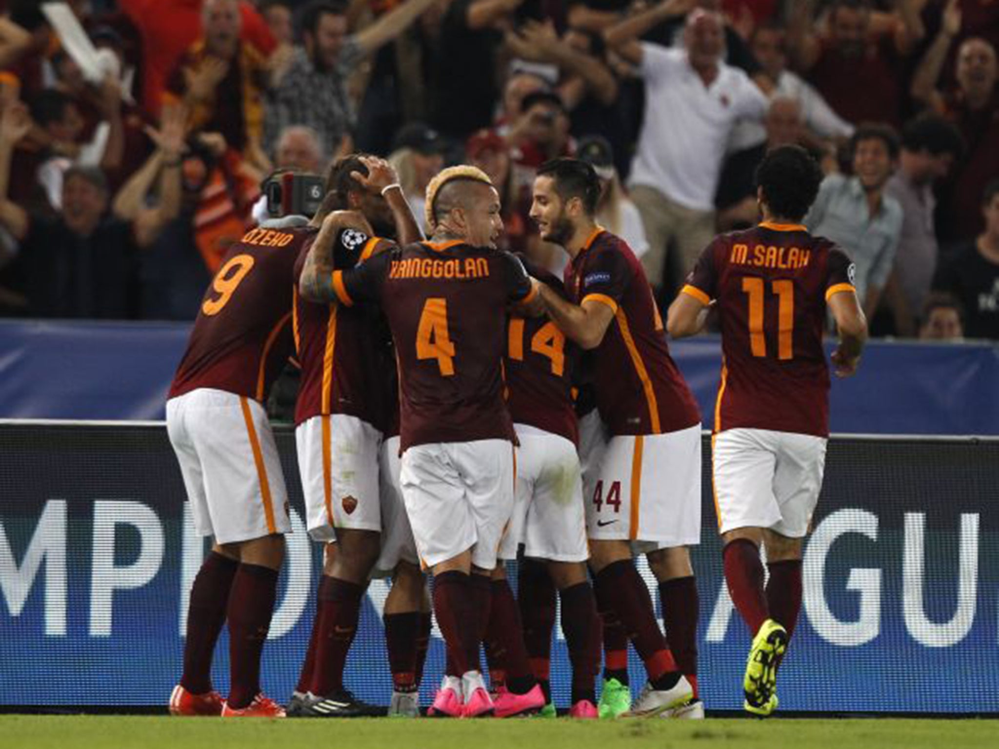 Roma players mob Florenzi