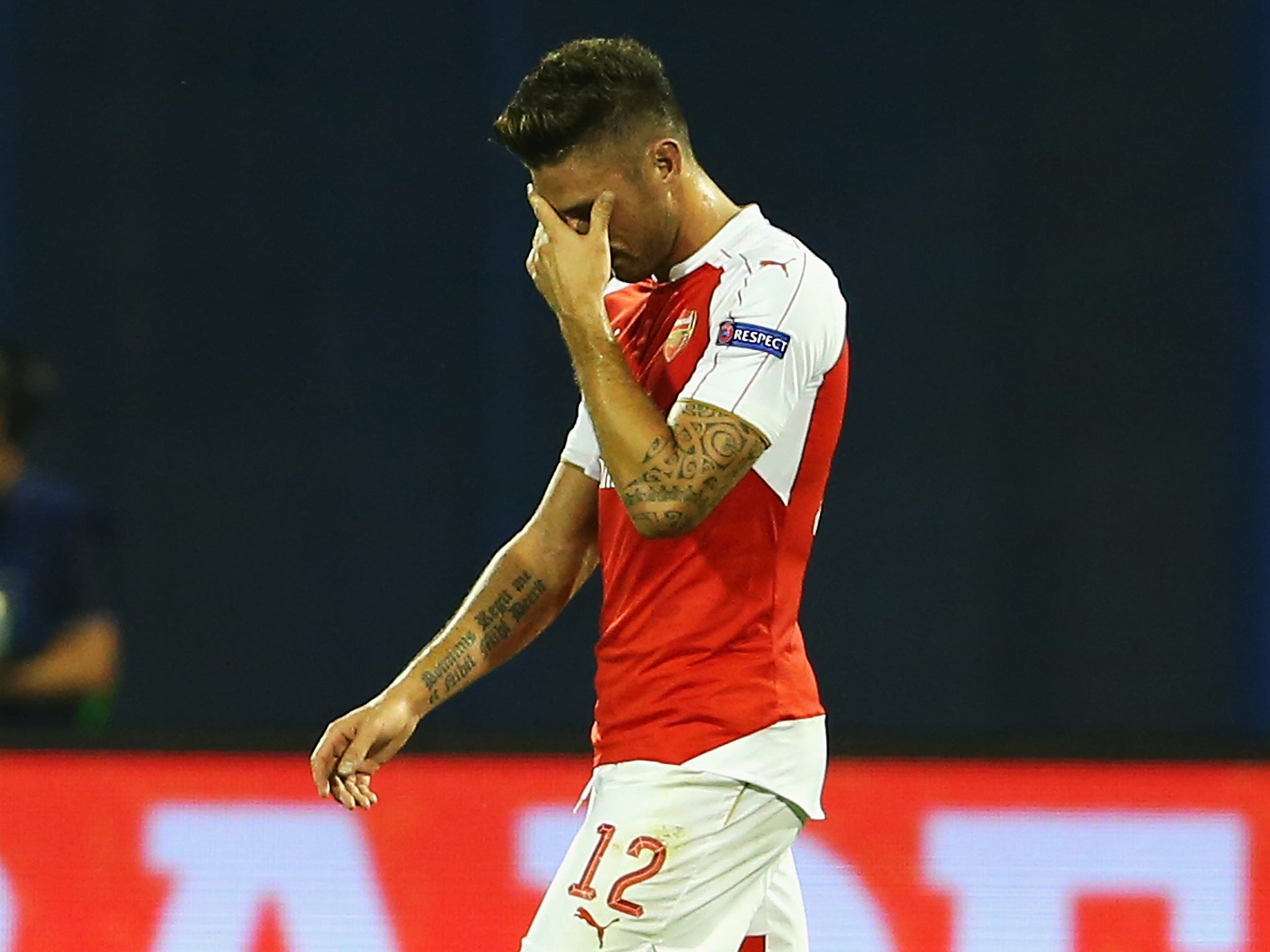 Olivier Giroud leaves the field after his dismissal