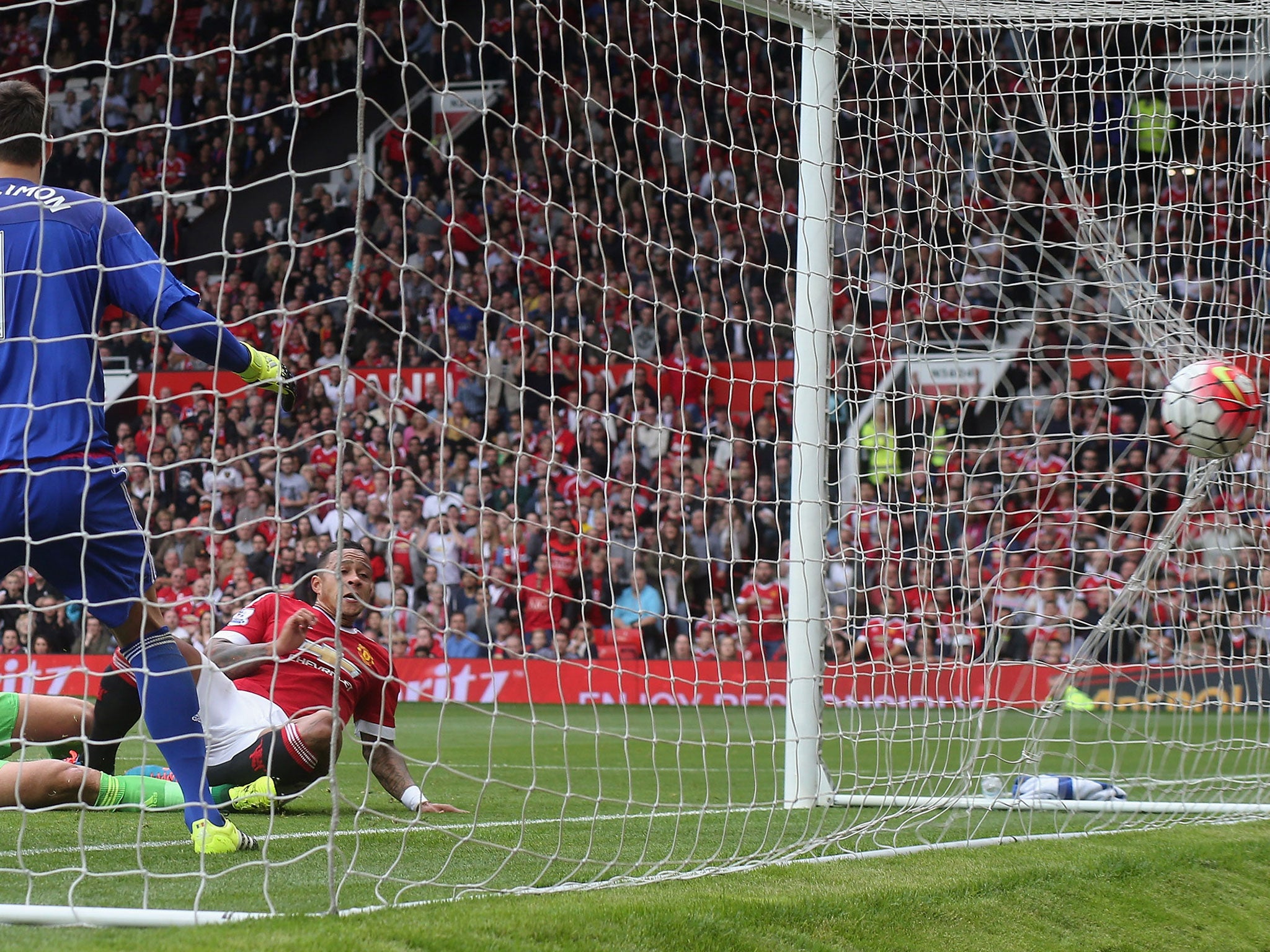 Memphis Depay scores for Manchester United