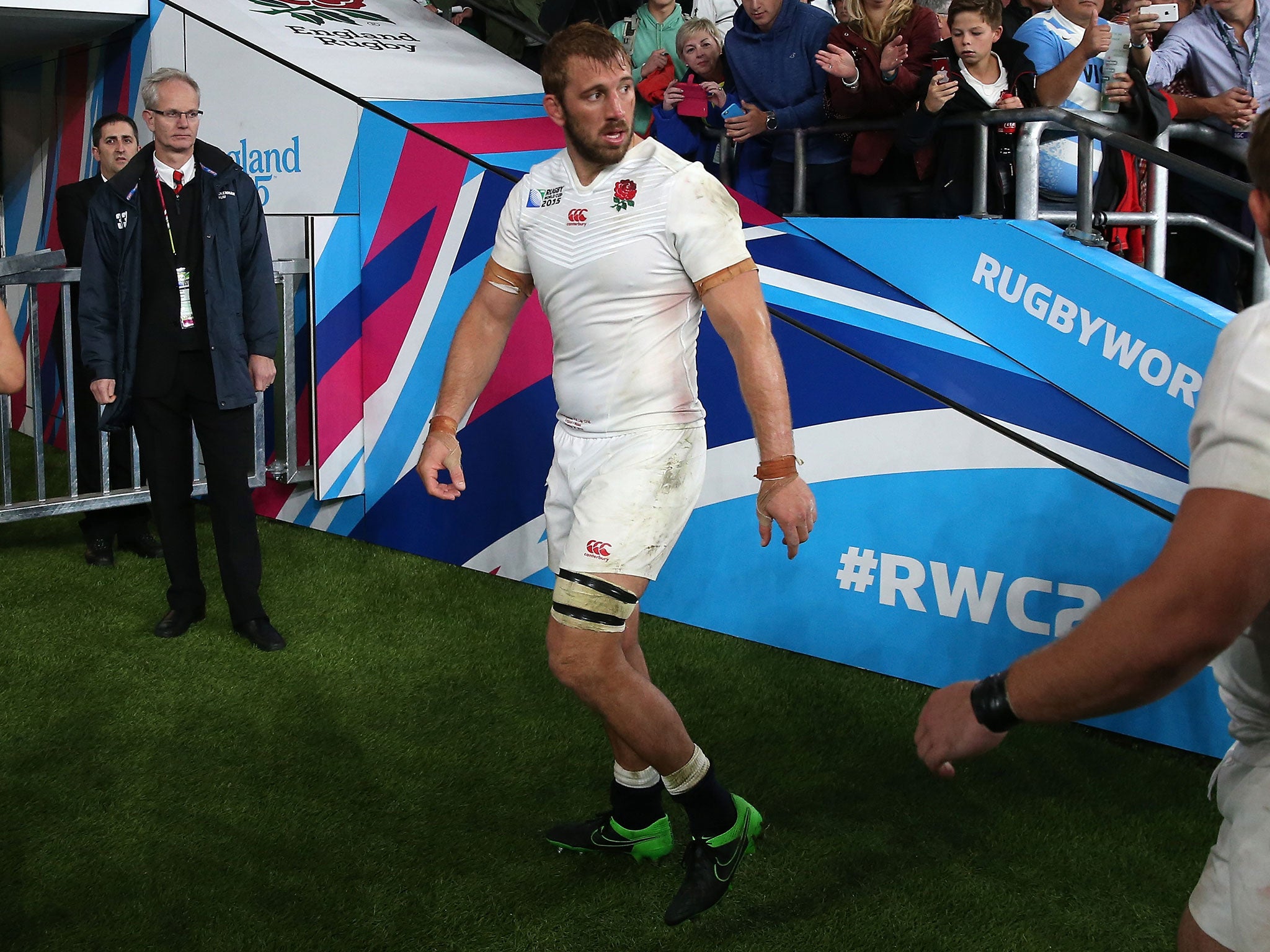 Chris Robshaw dejectedly walks down the Twickenham tunnel