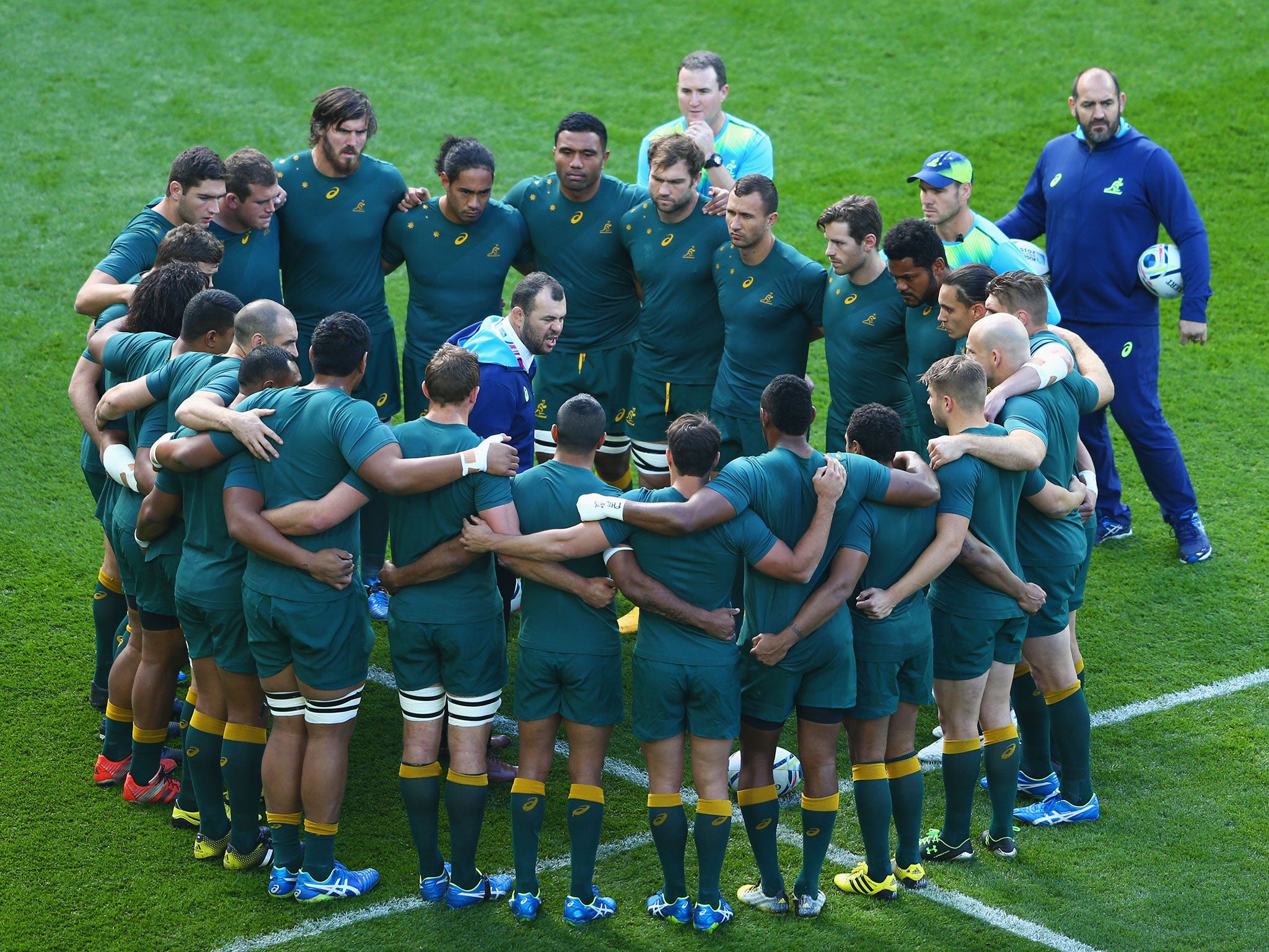 Michael Cheika talks to his Australia team