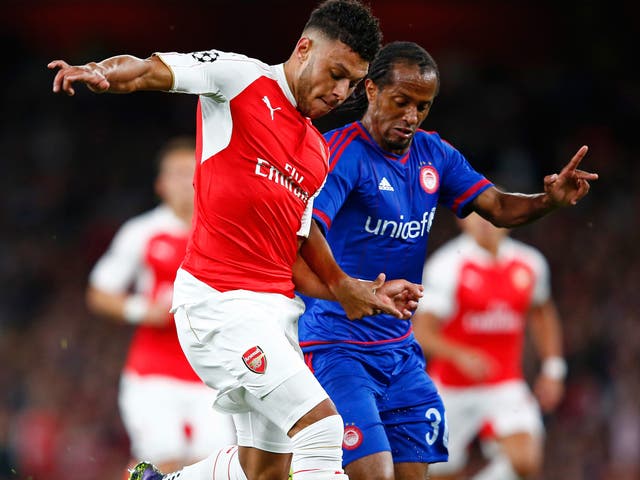 Alex Oxlade-Chamberlian competes for the ball with Leandro Salino