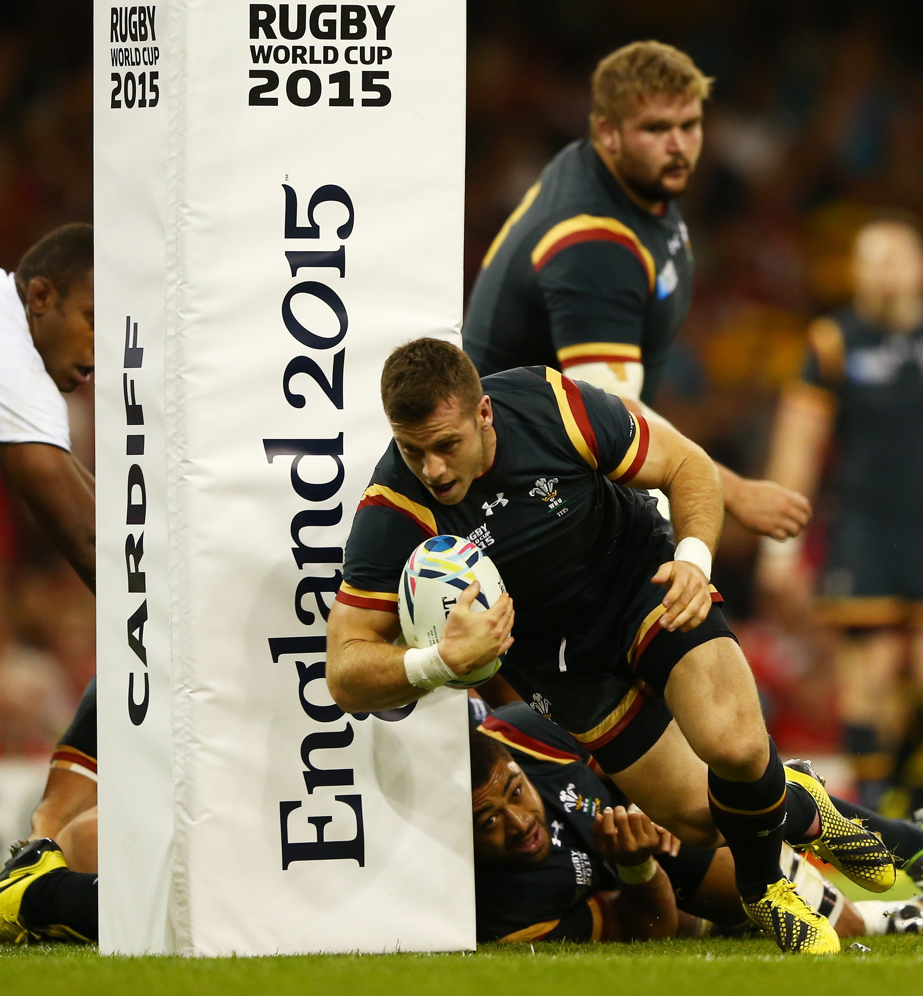 Gareth Davies of Wales scores a try