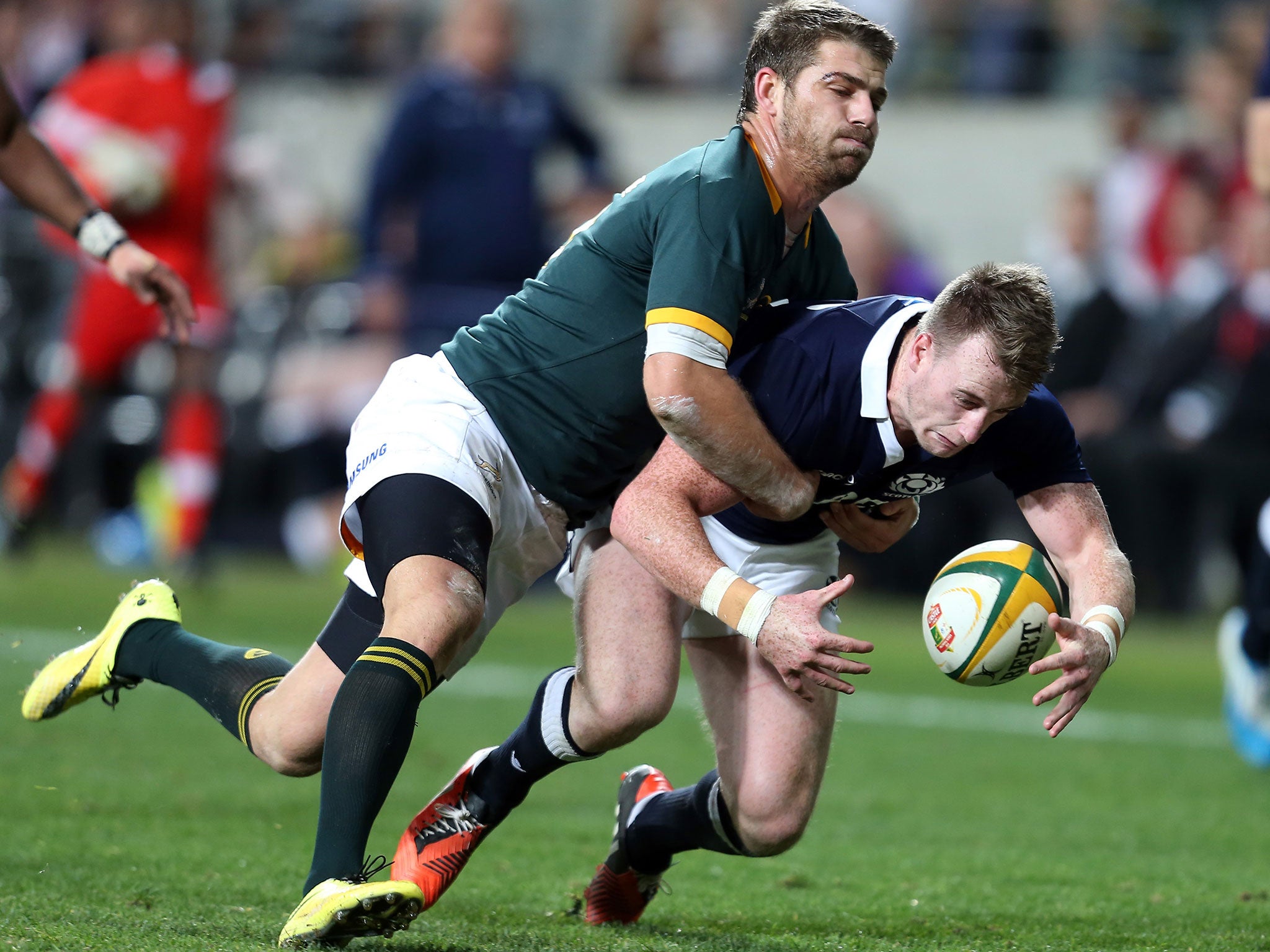 Willie le Roux tackles Stuart Hogg