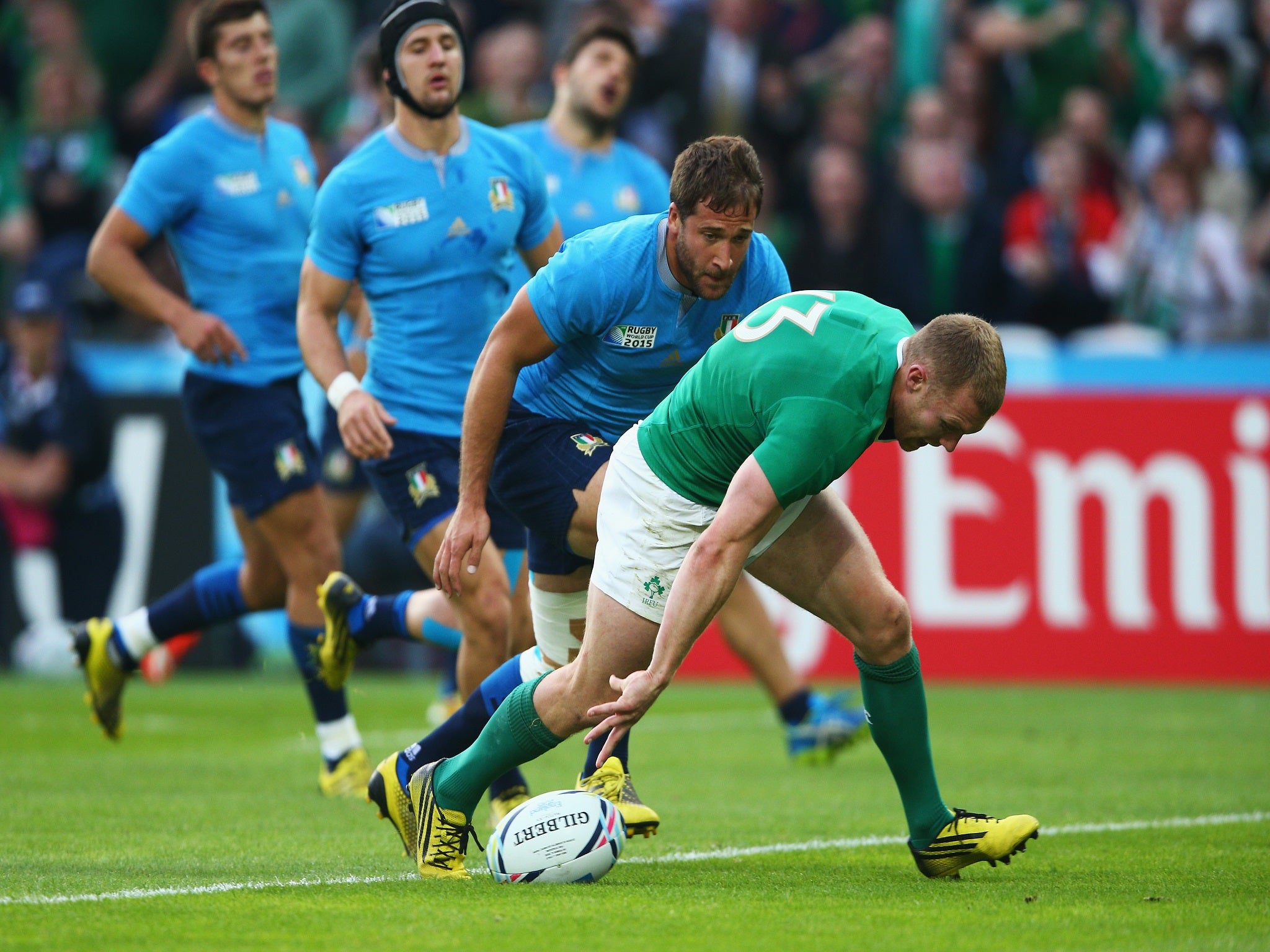 Keith Earls scores Ireland's first try against Italy