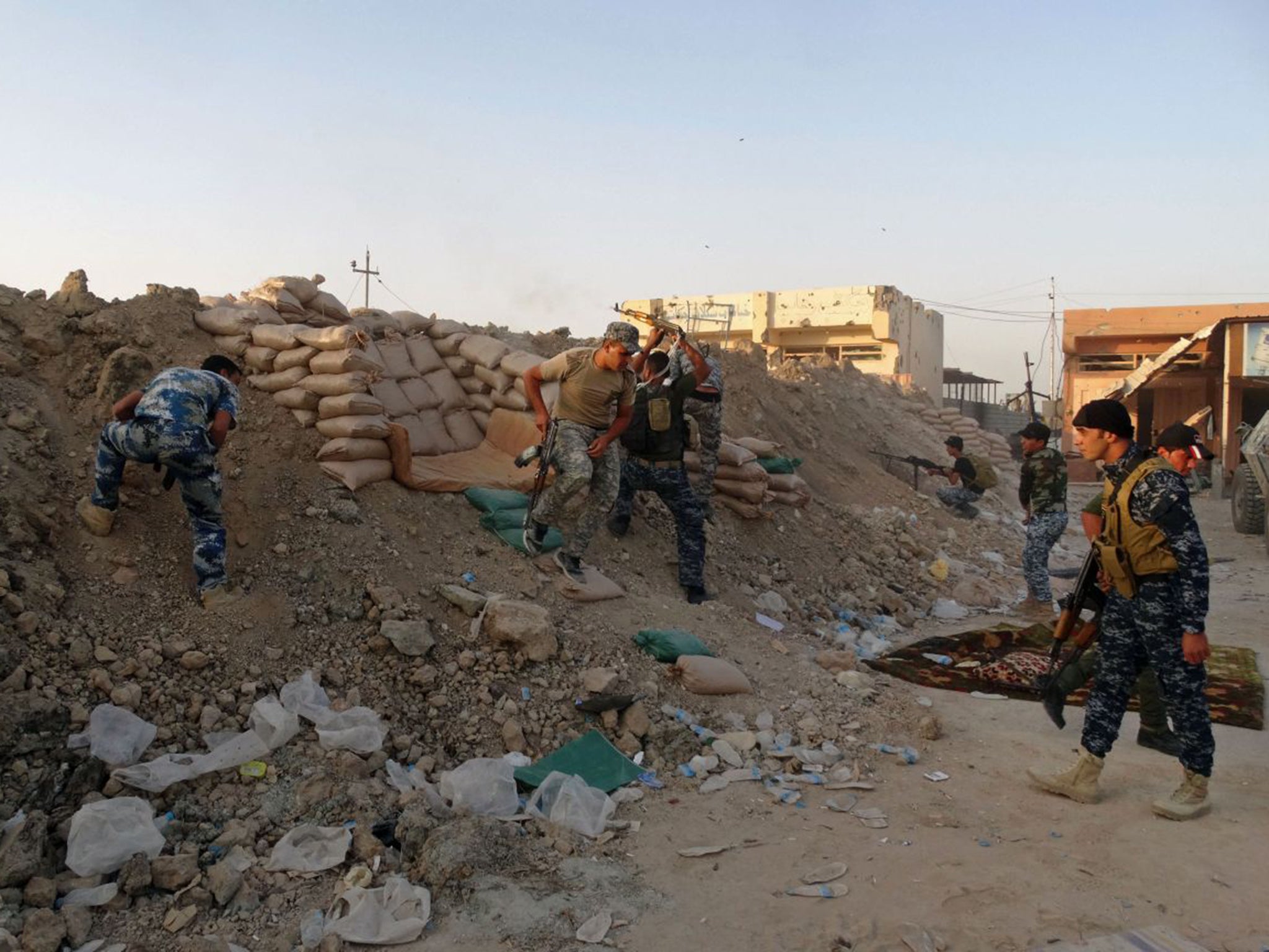 Iraqi security forces, backed by Sunni and Shia volunteers, clash with Isis militants on the front line in the eastern suburbs of Ramadi, in Iraq’s Anbar province