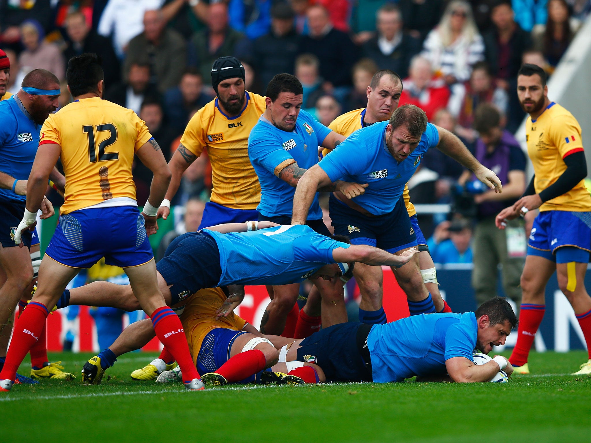 Alessandro Zanni scores a try for Italy against Romania