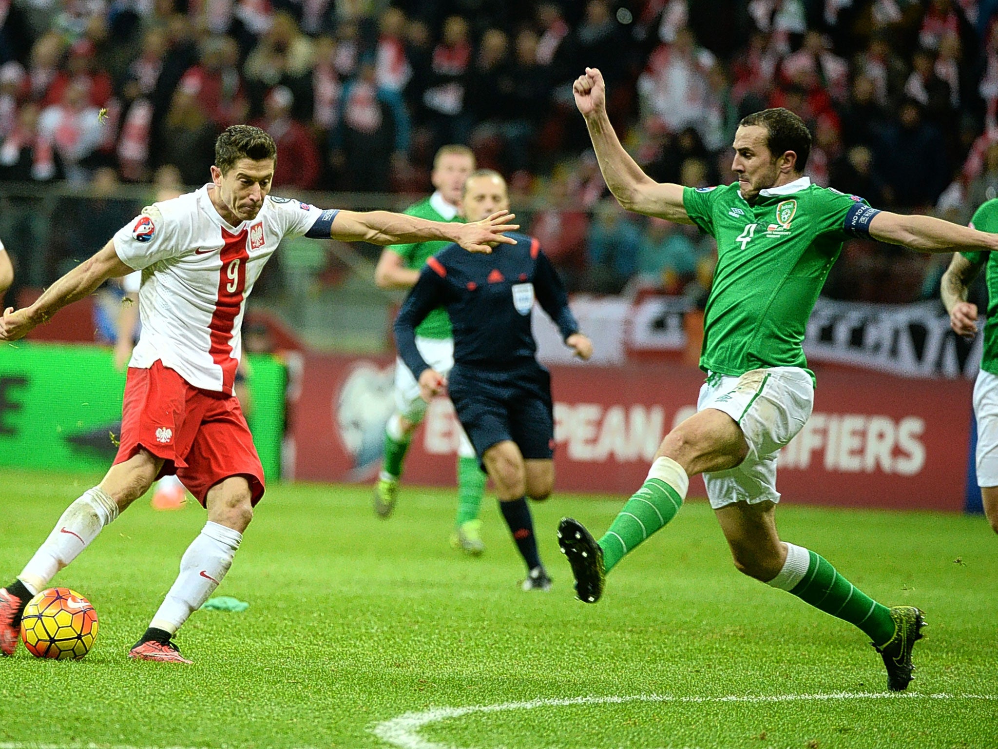 Robert Lewandowski shapes to shoot as John O’Shea looks to close him down