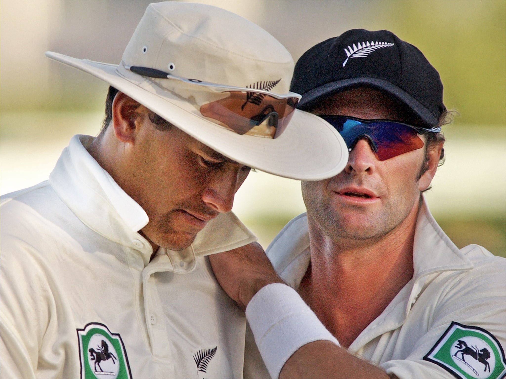 Daryl Tuffey (left) and Chris Cairns playing for New Zealand in 2003