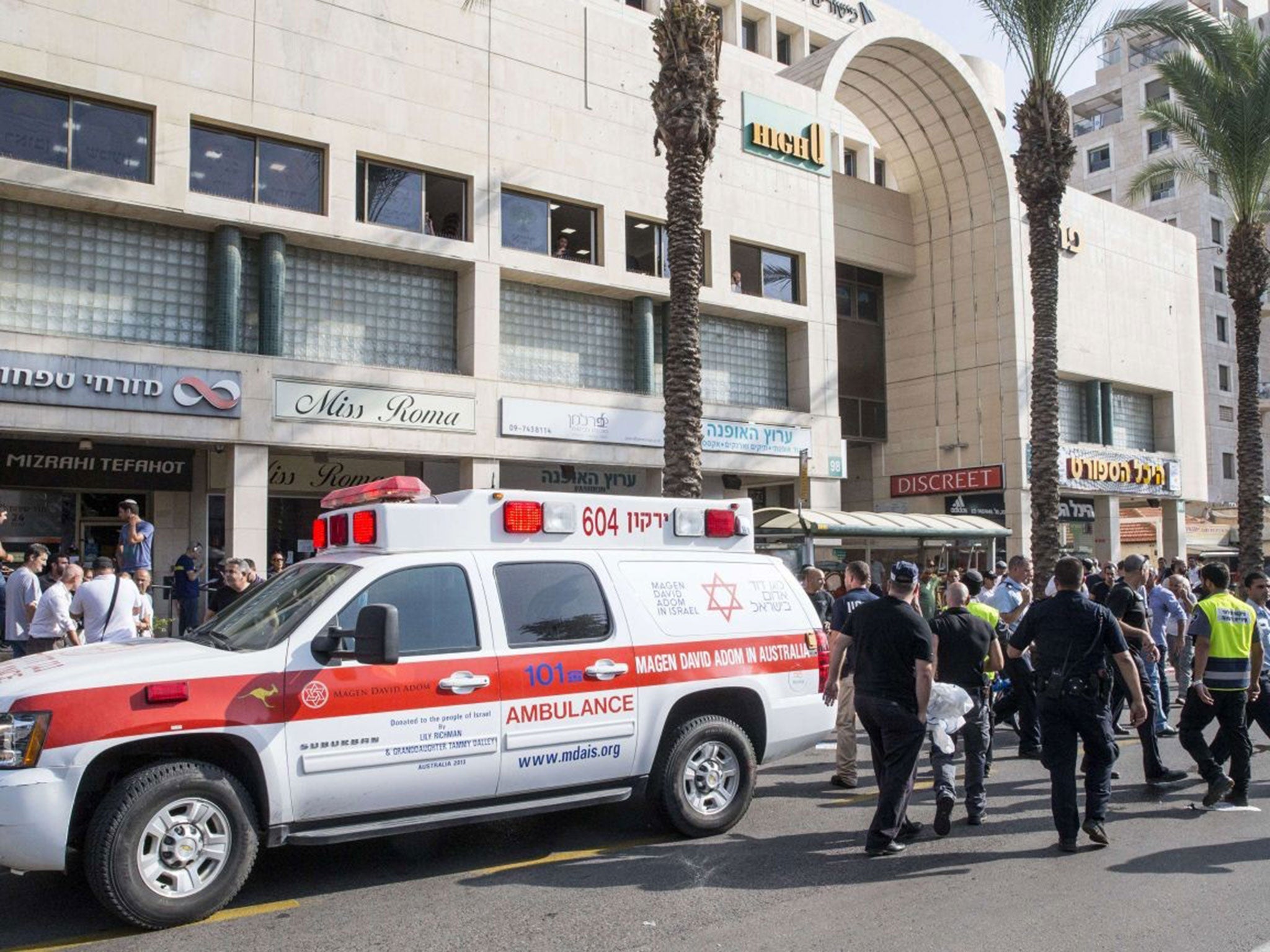 Israeli security forces and emergency personnel gather at the scene of a stabbing attack carried out by a Palestinian man in the Israeli city of Raanana on October 13, 2015.